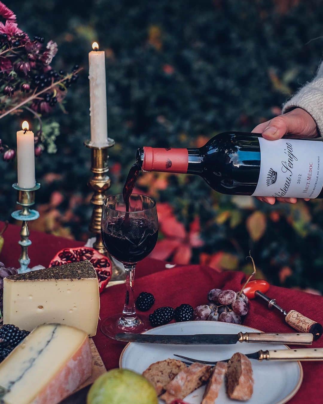 Our Food Storiesさんのインスタグラム写真 - (Our Food StoriesInstagram)「Werbung/Advertisement We started the autumn season with a wonderful @bordeauxwein at this dreamy spot.  Check out our stories to see more. What's your favorite wine for a cozy autumn  evening?🍷🍁✨ Happy weekend guys!#bordeauxwein ____ #autumnvibes #autumnishere #autumniscoming #weinliebe #bordeaux #winelover #rotwein #wineoclock #glassofwine #fellowmag #onthetable #gatheringslikethese #momentslikethese #tablesetting #tablesetup #tabledecoration #foodphotographer #foodstyling #linenlove #germanfoodblogger」10月16日 22時15分 - _foodstories_