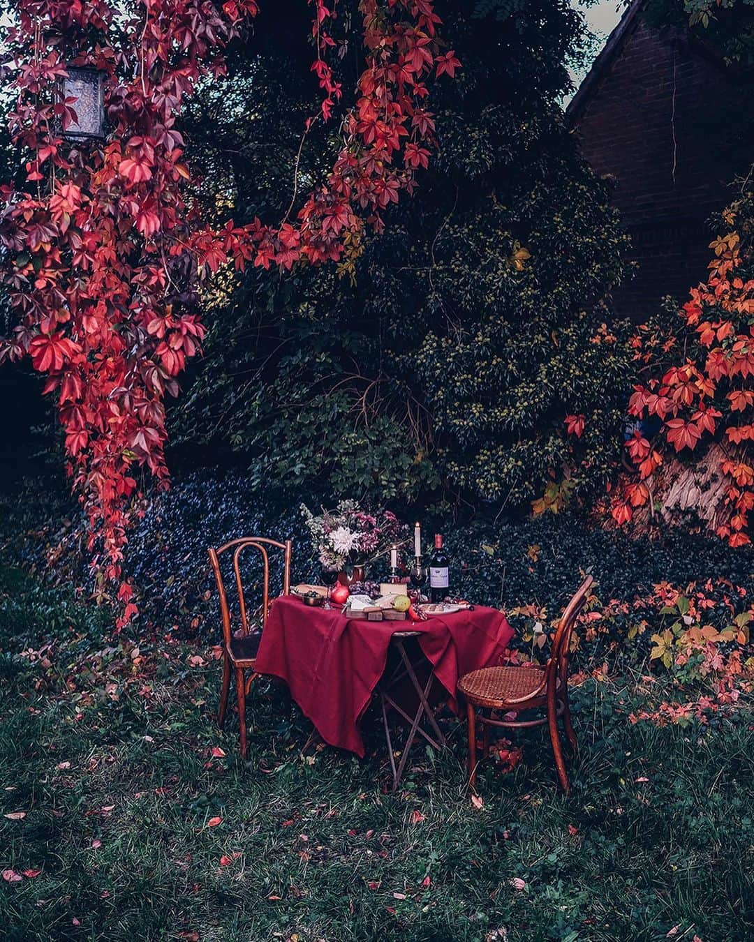 Our Food Storiesさんのインスタグラム写真 - (Our Food StoriesInstagram)「Werbung/Advertisement We started the autumn season with a wonderful @bordeauxwein at this dreamy spot.  Check out our stories to see more. What's your favorite wine for a cozy autumn  evening?🍷🍁✨ Happy weekend guys!#bordeauxwein ____ #autumnvibes #autumnishere #autumniscoming #weinliebe #bordeaux #winelover #rotwein #wineoclock #glassofwine #fellowmag #onthetable #gatheringslikethese #momentslikethese #tablesetting #tablesetup #tabledecoration #foodphotographer #foodstyling #linenlove #germanfoodblogger」10月16日 22時15分 - _foodstories_