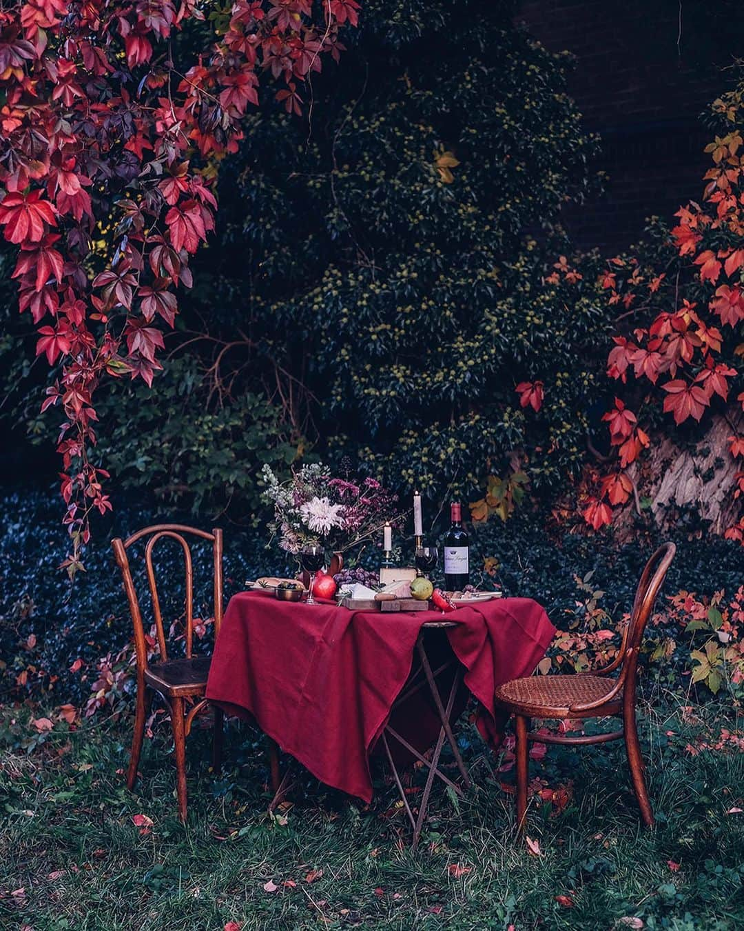 Our Food Storiesのインスタグラム：「Werbung/Advertisement We started the autumn season with a wonderful @bordeauxwein at this dreamy spot.  Check out our stories to see more. What's your favorite wine for a cozy autumn  evening?🍷🍁✨ Happy weekend guys!#bordeauxwein ____ #autumnvibes #autumnishere #autumniscoming #weinliebe #bordeaux #winelover #rotwein #wineoclock #glassofwine #fellowmag #onthetable #gatheringslikethese #momentslikethese #tablesetting #tablesetup #tabledecoration #foodphotographer #foodstyling #linenlove #germanfoodblogger」