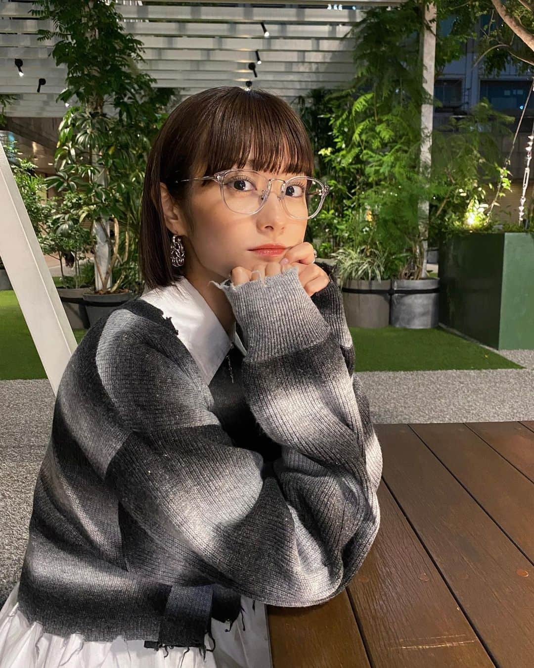 広瀬ちひろさんのインスタグラム写真 - (広瀬ちひろInstagram)「念願のクリアグレーのメガネ👓 @yurippa93 × @zoff_eyewear の❤︎ さすがのゆりちゃん。 最上級のこだわりと愛を感じる。 形も色も大好きすぎる！ いつもいつも最高のアイテムをこの世に生み出してくれて、それを愛用できる幸せ☺️ 感謝、ありがとう❤︎ ちなみに同じタイプの色違いもあるのでそれの写真もまた今度💭 この日の全身は次の投稿で~ #ちひろずファッション #ゆりっぱ_zoff」10月16日 22時08分 - chi_hirose