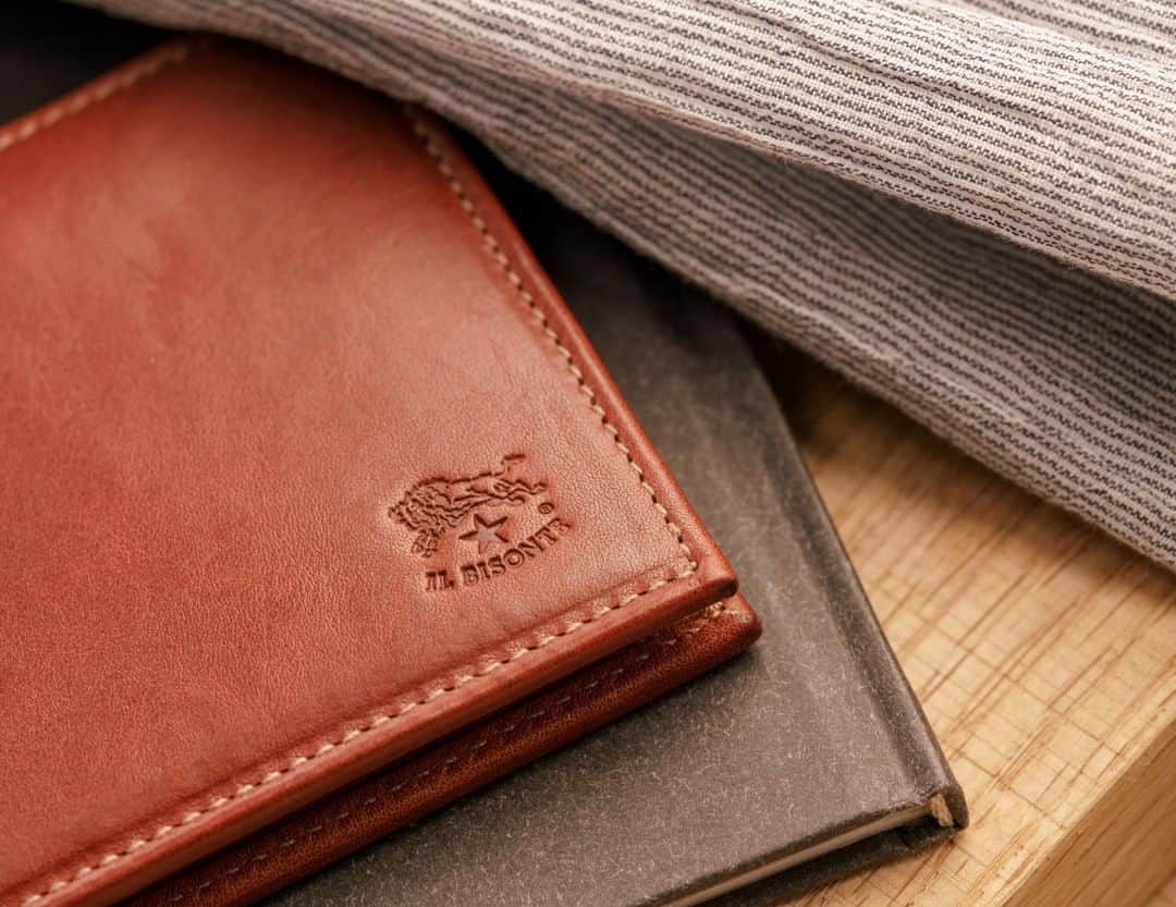 イルビゾンテのインスタグラム：「Every man wants his wallet to be small enough to fit in his pocket, but roomy enough to hold everything he needs.  Adding quality material and the promise that it'll last a long time seals the deal! Choose your color! ☆ #ilbisonte #menaccessories #madeinitaly #manwallet」