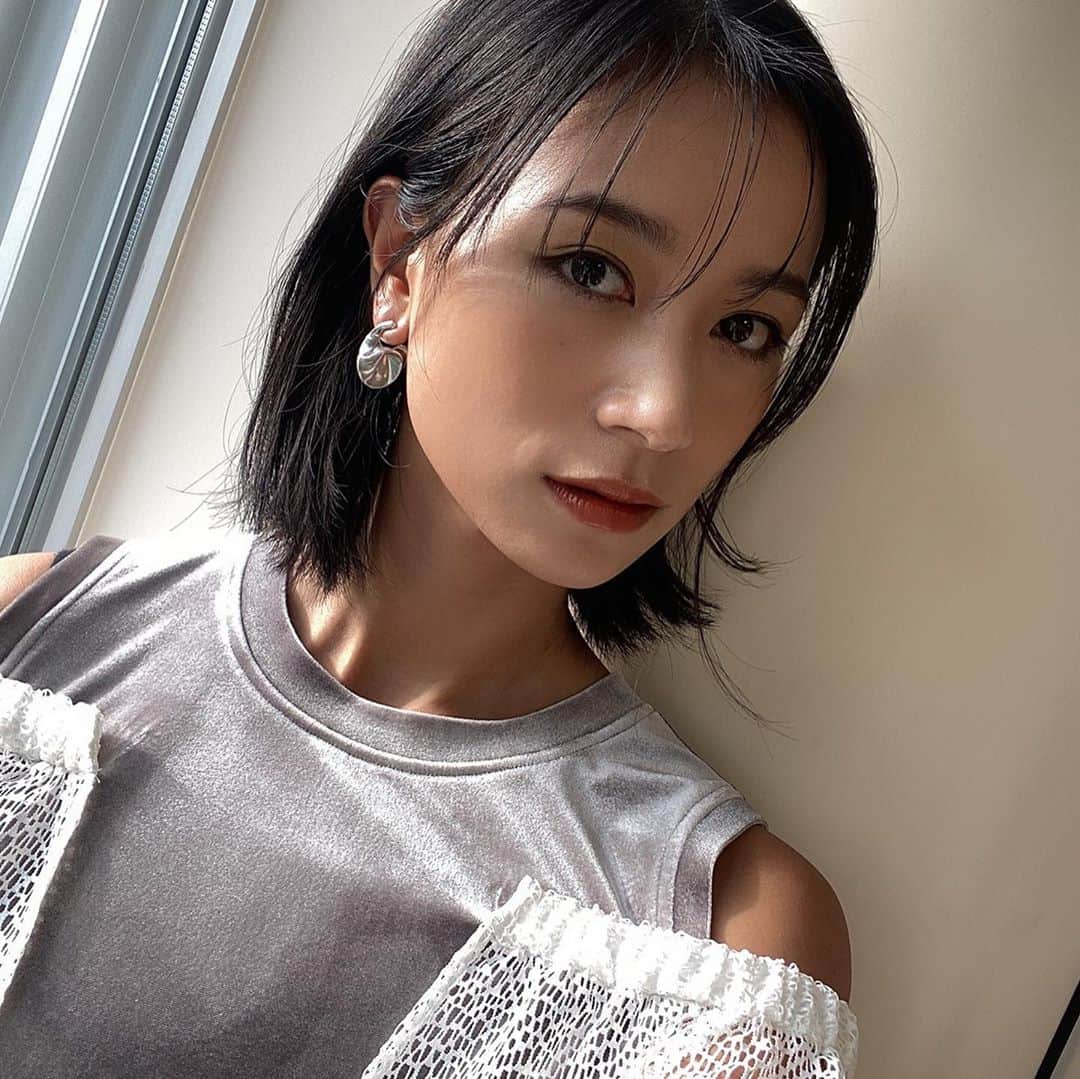 山口りさのインスタグラム：「@takahashiyu.official   khakiのeyeshadow  とbrownrip💄」