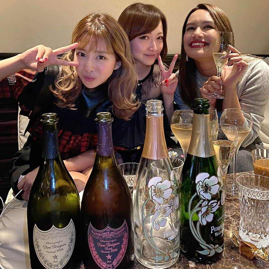 一ノ瀬瑞帆さんのインスタグラム写真 - (一ノ瀬瑞帆Instagram)「エンリケちゃんとリナさん🥂💕 昨日はリナさんとシャンパンBARエンリケに遊びに行ってきました🥂いつもはおとなしいあの人が昨日は騒いでました💕相当楽しかったんだと思う、私もめちゃくちゃ楽しかったです🥂🥂 ・ 2週連続エンリケちゃんのお店にお邪魔出来て嬉し💕 #銀座 #銀座6丁目 #シャンパンバーエンリケ  #ベル紅白 #ドンペリ紅白 #ご馳走様でした」10月16日 13時18分 - mizuho.bakuchan