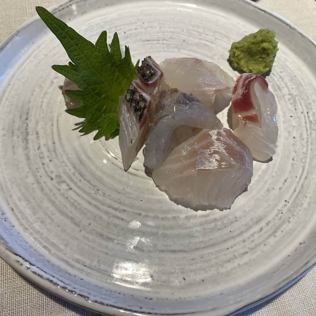 チョン・ダへのインスタグラム：「애월에 위치한 스시야  요시노  깔끔하게 맛났던 곳  제주에서 처음으로  분위기 좋은 곳에서 즐겁게 스시를 먹었더니 넘나 행복했어요☺  즐거운 사람들과 함께라면 어디서 무얼해도 햄보케🥰  #딸래in제주 #제주도민 #제주맛집 #애월스시 #요시노 #배뻥터지는줄 #천고마비_천고딸비」