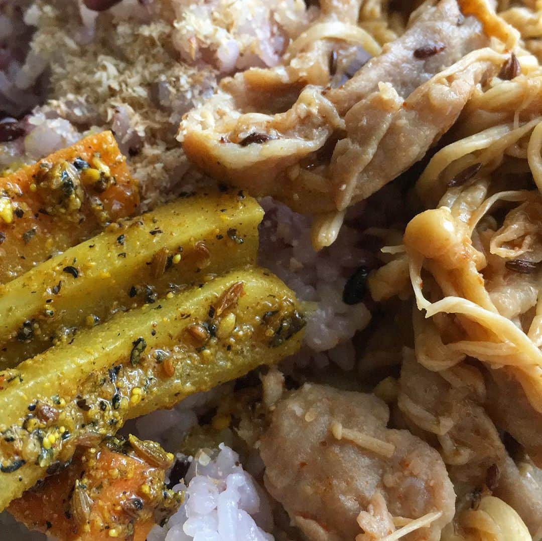 宮本菜津子さんのインスタグラム写真 - (宮本菜津子Instagram)「スパイスものが食べたくて、冷凍してた豚肉とエノキを無理やりスパイスで炒めて食べた〜👳🏼かなりの謎飯ですが、非常に美味しかった！そして、アチャールは時間が経ってからの方が美味しいな〜。また作ろっと🔪🥕✨ - #massofthefermentingdregs  #motfd #masudore #curry #lunch #lunchtime #lunchtime🍴  #lunchtime😋  #マスドレ #ひるごはん #おひるごはん #昼ごはん  #お昼ごはん  #昼ご飯 #お昼ご飯  #スパイス #スパイス料理」10月16日 13時24分 - natsukondesu