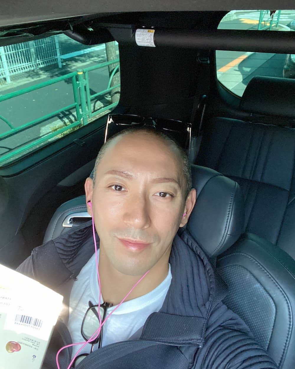 市川海老蔵 11代目 さんのインスタグラム写真 市川海老蔵 11代目 Instagram On The Way With Book Music Somehow I M Not So Comfortable With Wireless Earphones I Guess There Aren T That Kind Of People So Much I M Sort Of
