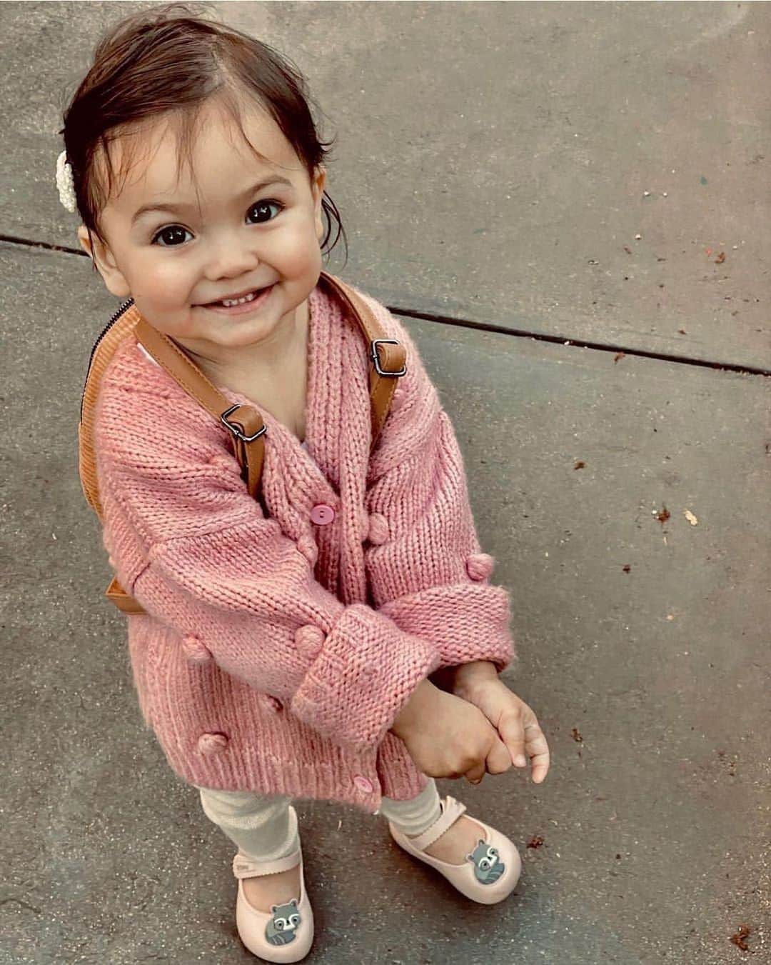 Fashion Kidsのインスタグラム：「Who's ready for sweater weather?🍁🍂 Shop the 𝙘𝙪𝙩𝙚𝙨𝙩 𝙠𝙣𝙞𝙩𝙬𝙚𝙖𝙧 @tiggysboutique 🛍 Adorable and affordable www.tiggysboutique.com  📷 @demidmitra」