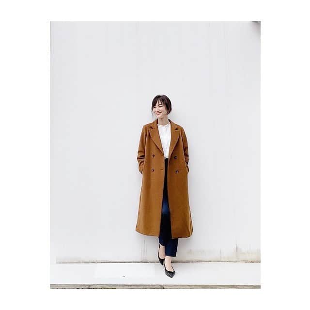 前田ゆかのインスタグラム：「日ごとに寒くなり軽い着心地のチェスターコートの出番！  @elura_official  スペリオルチェスターコート  展示会でこのチェスターコートの型が気に入り素材感のクオリティ の高さに驚き。 手にしやすい価格帯の中にコスパのいいモノが見つかるとうれしくて✨ 今年は今まで持ってなかったキャメルを選んでみました。  持っているベーシックなカラーを小休止して😌 新しいものをミックスしてコーディネートの幅を楽める身近さもステキ✨  #elura#エルーラ#大人の悩みに効くコーデ#elura2020fw  #コーディネート#オンラインストア#大人カジュアル#大人気スペリオルコート#コート#スペリオルコート#明日からまた寒くなるそう#kurun#kuruntokyo」