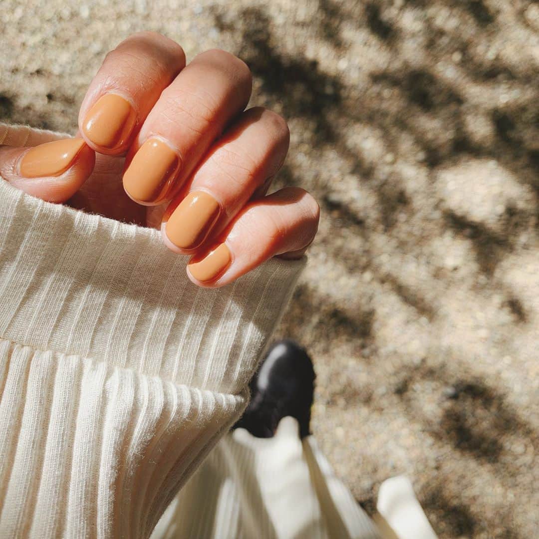 来夏のインスタグラム：「#🧡 1年ぶりのネイルに喜び😍💅 可愛い秋なキャラメルカラー🍁 @trunail @tru.omotesando  やっぱりシンプルワンカラーの短めが落ち着く☺️🍂 #秋ネイル #ジェルネイル #trunail #表参道 #tru #nailsalon #gelnails」
