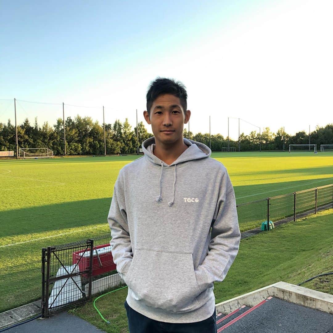 のインスタグラム：「友人の直毅がアパレルを始めたので服を着させてもらいました！ 着心地最高です👍 ロゴカラーが40色から選べるみたいです！ 気になった人は見てみてください❗️ @teco.apparel  #apparel #fashion」