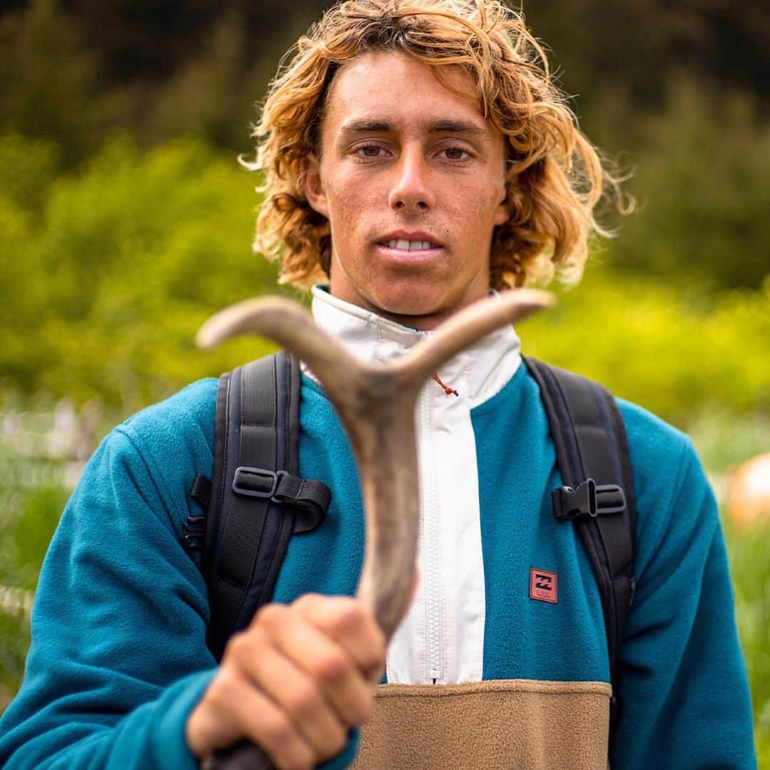ビラボンのインスタグラム：「上下のコントラストなコンビーネーションカラーがお気に入り。 Light on the body, heavy on outdoor utility. Swipe and tap to shop our new Boundary Mock Lite - featuring a DWR water-resistant coating for all-weather versatility.  #BillabongAdventureDivision」