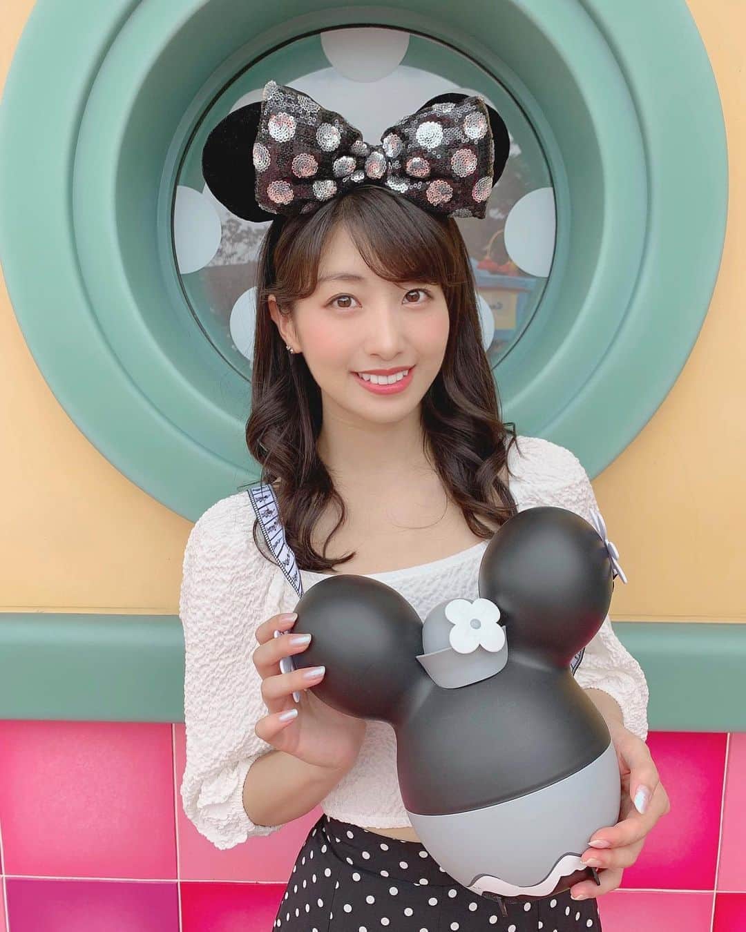 のインスタグラム：「#アナハイムディズニー の #annualpassholder 限定の #ポップコーンバケット 🖤🤍 #蒸気船ウィリー に登場するミニーちゃんモチーフです🖤🤍可愛い！！！🖤🤍 . . #コーデ記録 #tops : #bershka #skirt : #allamanda  #disneyears & #popcornbucket : #DLR . . この写真は #ミニーのスタイルスタジオ の前で撮ったよ🎀 . . #disneyoutfit #disneyoutfits #outfit #outfits #disneyfashion #disney #disneylandresort #disneyland #steamboatwillie #minniemouse #disneybound #ディズニーバウンド #ミニー #ディズニーコーデ #東京ディズニーリゾート #東京ディズニーランド #海外ディズニー」
