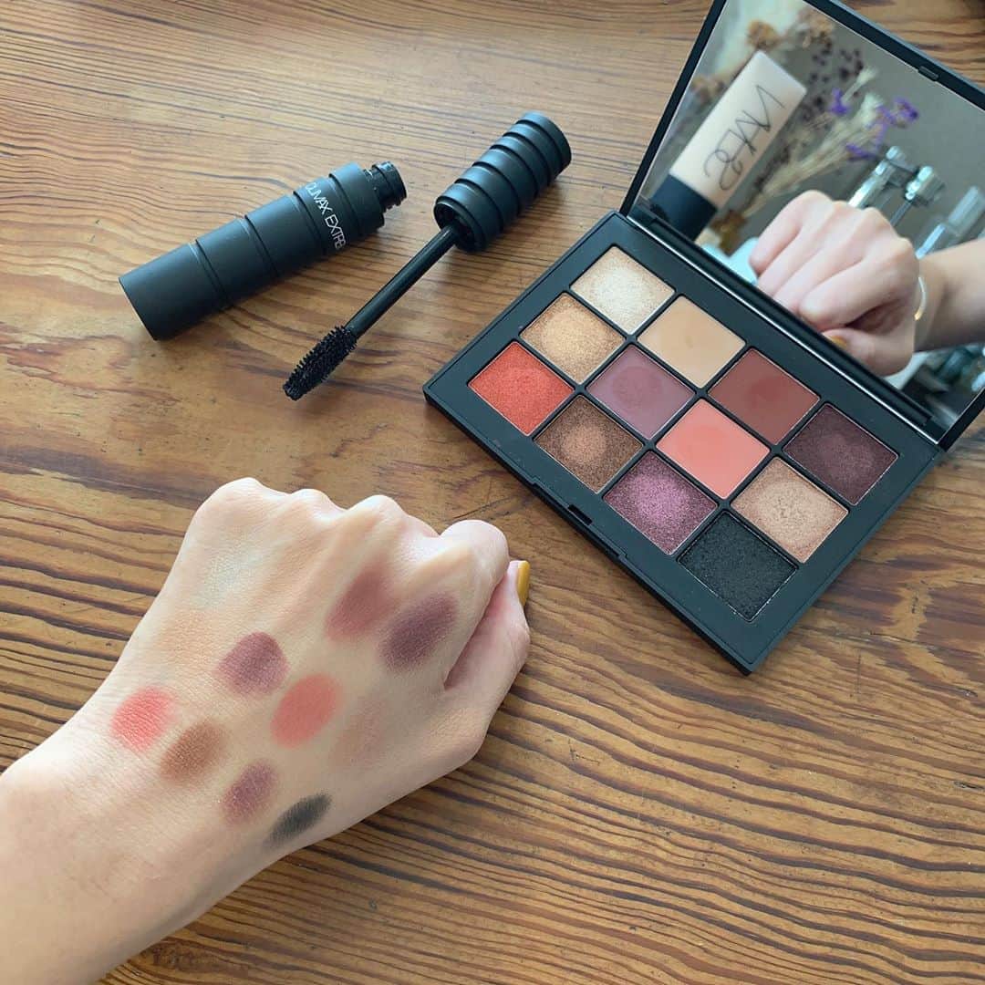 のインスタグラム：「. 今日発売の @narsissist  クライマックス エクストリーム コレクション。  ☑︎アイパレット #エクストリームエフェクトアイシャドーパレット ✍️ 数量限定の12色パレット。 マット、シマー、ラテックスの仕上がり。 ベージュブロンズ系、レッドピンクパープル系の さまざまなオシャレカラーが揃ってる感じ☺️ テクスチャーが軽くてサラッと、おもしろい。 どこにどうのせようかな、とワクワク💭  ☑︎マスカラ #クライマックスエクストリームマスカラ ✍️ 大きなブラシに驚き…😳 塗ってみるとまつげに1本1本にしっかり絡んで THE ボリュームマスカラて感じ。 ポイント使いやシーン考えて取り入れてみたい⚪️  ☑︎ファンデーション 今日日本でプレローンチした、 #ソフトマットコンプリートファンデーション  ✍️ こんなにサラサラするリキッドはじめて🤭 崩れにくい、くすみにくい、ブルーライトカット 油分水分を吸着してくれるスペック🤲 普段ツヤ肌命の私なので マスクで崩れやすいところに部分使い用として◎  こちらの写真と動画は ファンデーションの上にアイシャドーのせてます📙  @narsissist  #ik_make#narscosmetics#nars#eyeshadow#mascara#foundation#make#makeup#cosmetics#instabeauty#ナーズ#アイシャドーパレット#ブラックマスカラ#秋コスメ2020#秋コスメ#新作コスメ#限定コスメ」