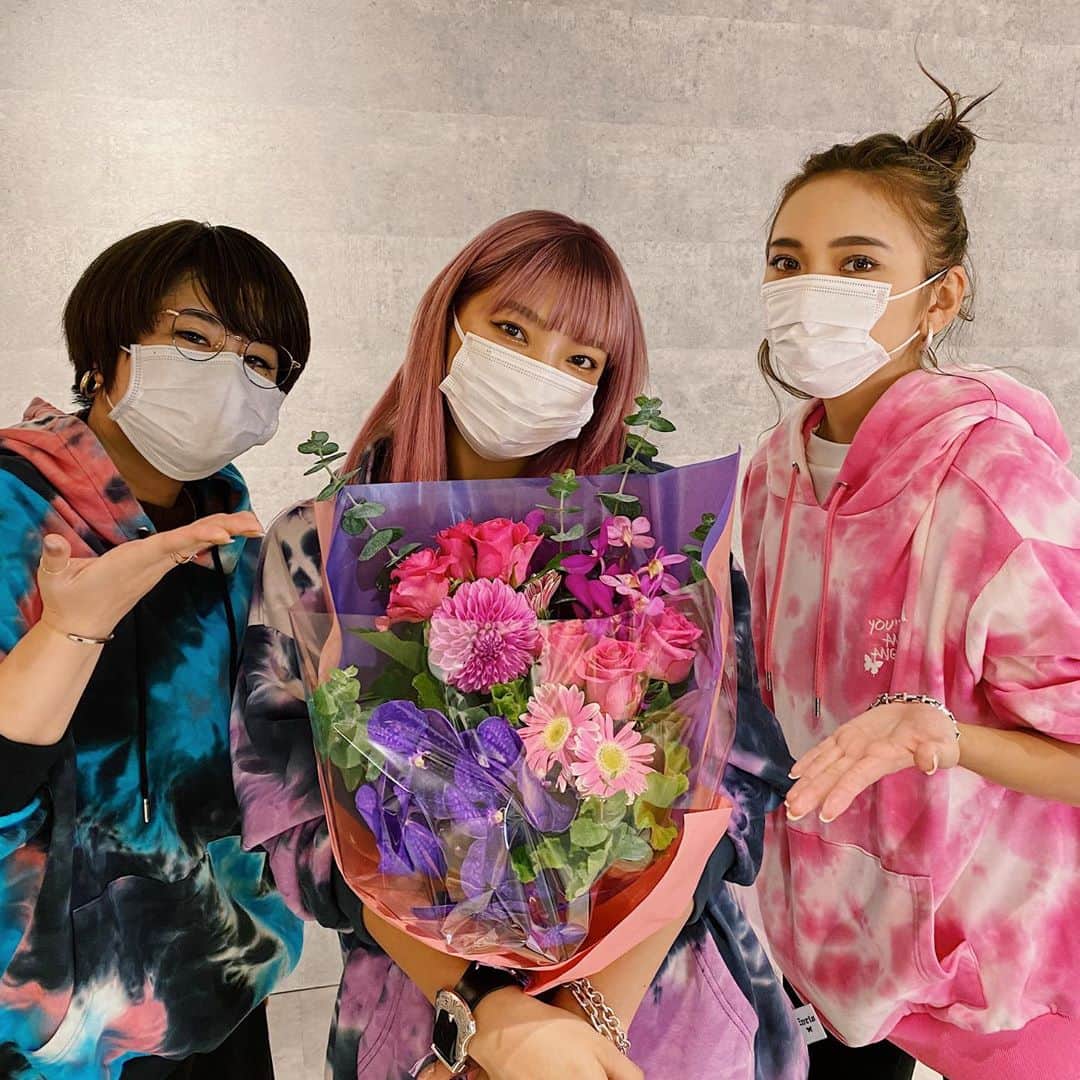 佐々木彩乃のインスタグラム：「@evris_official × @annastagram.official コラボ記念に昨夜あんなちゃんのインスタライヴにお邪魔しました💓 発売は10/23〜（ZOZOは10/24です） 今年で3回目のコラボで毎度即完売でレアなアイテム達です！ イメージ出しや、グラフィック、生地選び、修正とできあがるまでの過程すべて積極的に取り組んでくれて本当に感謝です！😭 愛情が沢山詰まったアイテムを是非GETして頂きたいです❤️ このタイダイフーディ、あえて冬にピンクでも可愛いなぁ 人気No.1カラーはあんなちゃん着用カラーです！」