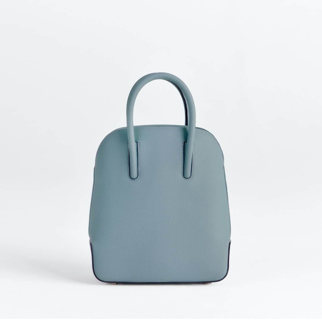 エポイさんのインスタグラム写真 - (エポイInstagram)「【Rits mini shoulder bag】 "Sky" ． ドイツシュリンクレザー素材のRitsシリーズから、待望のニューカラー "Sky"と"Taupe"が10月18日(日)より登場いたします！ ． ． #Epoi #Rits #new #sky #blue #20aw #epoicolors #madeinjapan #omotesando #ginza #japan #leather #bag #shoulderbag #エポイ #日本製 #革 #リツ #スカイ」10月16日 13時58分 - epoi_official