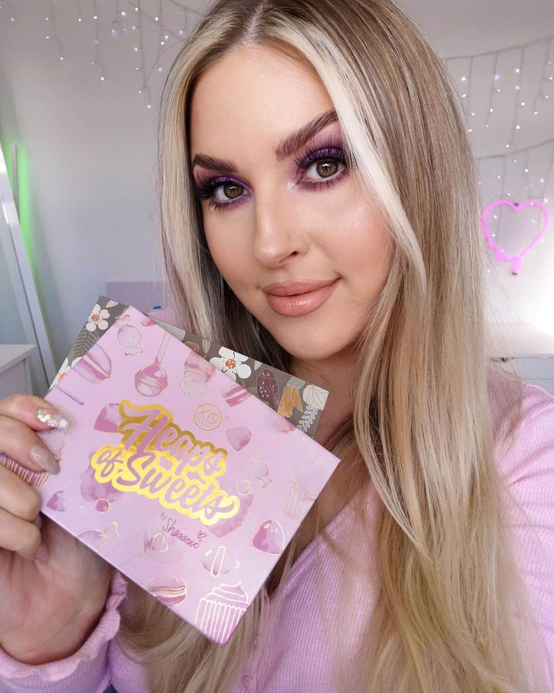 のインスタグラム：「THANK YOU 💓 I wanted to put on makeup today and take a cute photo, purely to write a caption thanking all of you 😭 this week has been huge for me, and I’m full of anticipation for my new palette launch next week as well 🤎 this week my brand, my passion, @xobeautyshop launched in to @farmersnz BRAND NEW Sylvia Park location! And so many of you went in and showed our stand love 😭💓 my heart is so full I can’t handle it 💞 thank you to everyone who has been here with me, rooting for me and supporting me! Whether you’ve been here for 10 years or 10 days, thanks for being there for me and helping me make my dreams a reality 🥰 the palette I’m holding and wearing here is my #heapsofsweets palette and it’s back in stock! Check it out in store as well at @beautyatfarmers 🍬 and they will also have my new palette for launch next week! 🌿 peep a sneak at the new palette behind 😍🤤 honestly just thank you all, ily and I hope I can inspire you or make you proud and encourage you in some way to chase ur dreams 💞🥰 #ad #xobeauty」