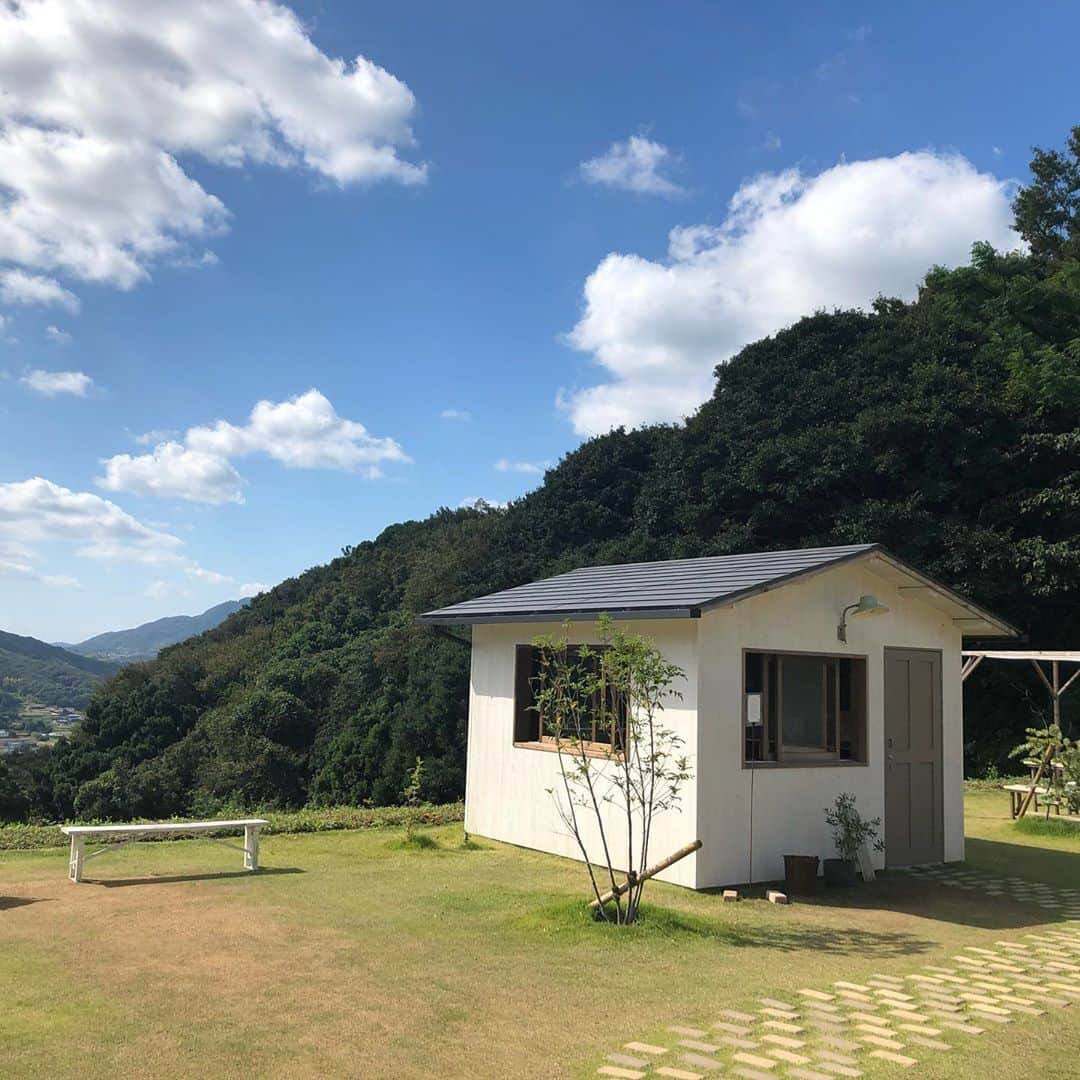 央雅光希のインスタグラム：「こぞら荘について 少し山を登った別荘地にある、ホテルとカフェと雑貨屋さんなどを含めたとっても素敵な複合施設です！私は全然知らなかったけどお友達が教えてくれました。 宿泊者だけおやつ屋さんオープン20分前に入れるんですが、1時間前からすでに人が並んでた…！ マフィンがどれも美味しすぎて大量購入。 ランチも、予約して行ったらオープン直後から次々とお客さんが。何組も諦めたり並んだり…ほんとに人気のお店で、ランチは見た目以上にお腹ぱんぱんに！ 私たちが泊まった「木漏れ日」というお宿は離れだったので、ベランダで踊ったりハンモックで動画撮ったりほんとにやりたい放題でした😂 こぞら荘、また行きたい。 #こぞら荘 #こぞらのおやつ #木漏れ日 #森のオト」