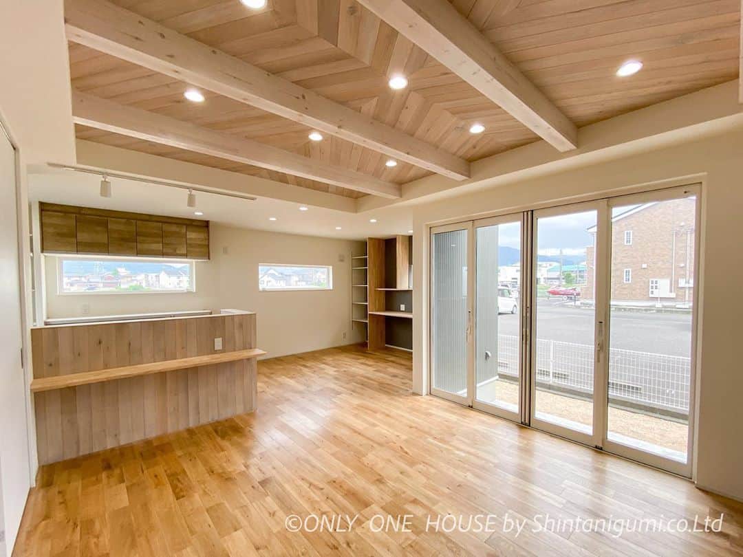 ONLY ONE HOUSE 株式会社 新谷組のインスタグラム：「👨🏻‍💻  コロナの影響もあり、最近では テレワークが主流になりつつありますね🙋  リビングの一角に書斎スペースを作っておくと便利です✨ 窓から光が入るので明るく、 棚も可動棚なので自分の好きな幅に 調節することが可能です✨  リビングにでも、寝室にでも デッドスペースになる部分を 有効活用しましょう💛  𖠿 .゜  内覧会情報 ︎︎︎︎︎︎☑︎  10月31日 ・  11月1日 10時~17時  10時~16時 小浜市竜前にて内覧会開催✩.*˚  11月14日 ・  11月15日 敦賀市莇生野にて内覧会開催✩.*˚  上記2会場とも一般公開となりますが ご予約優先とさせていただきます。  また、今回はご来場につき 1グループ様に1つお米2キロプレゼント🎁😆🙌  ぜひお越しください♡  🏴 coming soon  只今高浜町にもモデルハウスを建設中です。 HPやInstagramに内覧会情報や施工事例、豆知識 など随時UPしておりますので是非ご確認下さい。 . . ⚀ 本社TEL  0770-78-1255 ⚁ 事務所TEL  0770-59-2552 ⚂ E-Mail  shintanigumi@outlook.jp ⚃ 新谷組HP  http://www.shintanigumi.jg .  #新谷組#おおい町#舞鶴市#高浜町#小浜市#敦賀市#若狭町#美浜町#新築#一戸建て#外構工事#改修工事#シンプルライフ#マイホーム#マイホーム計画#注文住宅#デザイン住宅#自由設計#工務店#金属サイディング#無垢材#ジョリパット#家事楽動線#間取り」