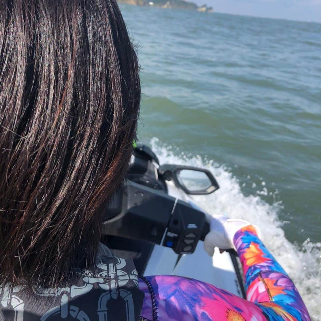 真麻さんのインスタグラム写真 - (真麻Instagram)「ほーんと楽しかった💕水上バイクday✌️10月なのに、夏気分全開で(笑)妹と海の上でワーキャー叫んできたwww最高かよ❤ ✩.*˚ 免許取ってからまずヤマハのライディング講習受けて、プライベートで乗ったのが初日☀️まず講習の日が台風の影響で海に出れず、、自分だけで出るのが初めてだから正直怖かった〜😂川から海へ行く狭間が波立っててね💦波🌊に追われて逃げて戻って来たりもしつつ、海に出たら最強の開放感❣️あれは行かないとわからないねぇ✨ ✩.*˚ 友達とも行きたかったけど、いよいよ冬に近付いてしまったからね😅これ見てまだ行きたいって人いたら声かけてね💪近場だと市川も行ける♬︎♡ ✩.*˚ 今回お世話になったのは千葉県いすみ市の房総マリーナさん @bosomarina ライディング講習を受けたことでご縁と思って、千葉のホームマリーナに決めました💓今回も社長と会えたし、娘さんにもお世話になり、ありがとうございました😊また行きますね✨ ✩.*˚ 妹はバナナボート🍌すら乗ったことがなく、マリンスポーツ経験ナシだから…いい経験になったみたい(´ω`)次は両親を乗せてあげないとね〜🌺🌴🏖※ダーリンは目に水入るのが苦手（笑） ✩.*˚ ✩.*˚ ✩.*˚ #特殊小型船舶 #水上バイク #ジェットスキー  #マリンジェット #夏の終わり  #まだ夏 #今年もあと少し  #姉妹コーデ #妹と  #房総マリーナ #千葉県いすみ市 #ヤマハシースタイル」10月16日 14時10分 - masaaoyama3