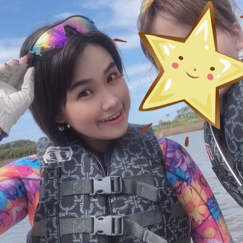 真麻さんのインスタグラム写真 - (真麻Instagram)「ほーんと楽しかった💕水上バイクday✌️10月なのに、夏気分全開で(笑)妹と海の上でワーキャー叫んできたwww最高かよ❤ ✩.*˚ 免許取ってからまずヤマハのライディング講習受けて、プライベートで乗ったのが初日☀️まず講習の日が台風の影響で海に出れず、、自分だけで出るのが初めてだから正直怖かった〜😂川から海へ行く狭間が波立っててね💦波🌊に追われて逃げて戻って来たりもしつつ、海に出たら最強の開放感❣️あれは行かないとわからないねぇ✨ ✩.*˚ 友達とも行きたかったけど、いよいよ冬に近付いてしまったからね😅これ見てまだ行きたいって人いたら声かけてね💪近場だと市川も行ける♬︎♡ ✩.*˚ 今回お世話になったのは千葉県いすみ市の房総マリーナさん @bosomarina ライディング講習を受けたことでご縁と思って、千葉のホームマリーナに決めました💓今回も社長と会えたし、娘さんにもお世話になり、ありがとうございました😊また行きますね✨ ✩.*˚ 妹はバナナボート🍌すら乗ったことがなく、マリンスポーツ経験ナシだから…いい経験になったみたい(´ω`)次は両親を乗せてあげないとね〜🌺🌴🏖※ダーリンは目に水入るのが苦手（笑） ✩.*˚ ✩.*˚ ✩.*˚ #特殊小型船舶 #水上バイク #ジェットスキー  #マリンジェット #夏の終わり  #まだ夏 #今年もあと少し  #姉妹コーデ #妹と  #房総マリーナ #千葉県いすみ市 #ヤマハシースタイル」10月16日 14時10分 - masaaoyama3