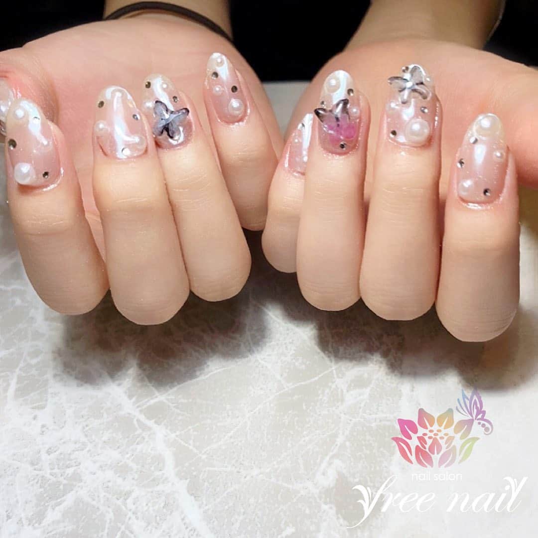 free nail フリーネイルのインスタグラム：「. お客様ネイル💅🏻🎃 . 人気のバタフライ🦋 . クリアな透明感💠✨ . ご来店ありがとうございました🙇🏻‍♀️🙇🏻‍♀️🙇🏻‍♀️💗 . #ネイルアート #ジェルネイル #ネイルサロン #大阪ネイルサロン #ネイルデザイン #ネイルチェンジ #バタフライネイル #蝶ネイル #立体ネイル #パールネイル #クリアネイル #透明感ネイル #デザインネイル #トレンドネイル #大人ネイル #シンプルネイル #おしゃれネイル #秋ネイル #autumnnails #nailsart #nailsdid #美甲 #日式美甲 #日式美甲胶 #日本美甲师 #日本美甲老师 #美甲上课 #日本胶 #フリーネイル #freenail」