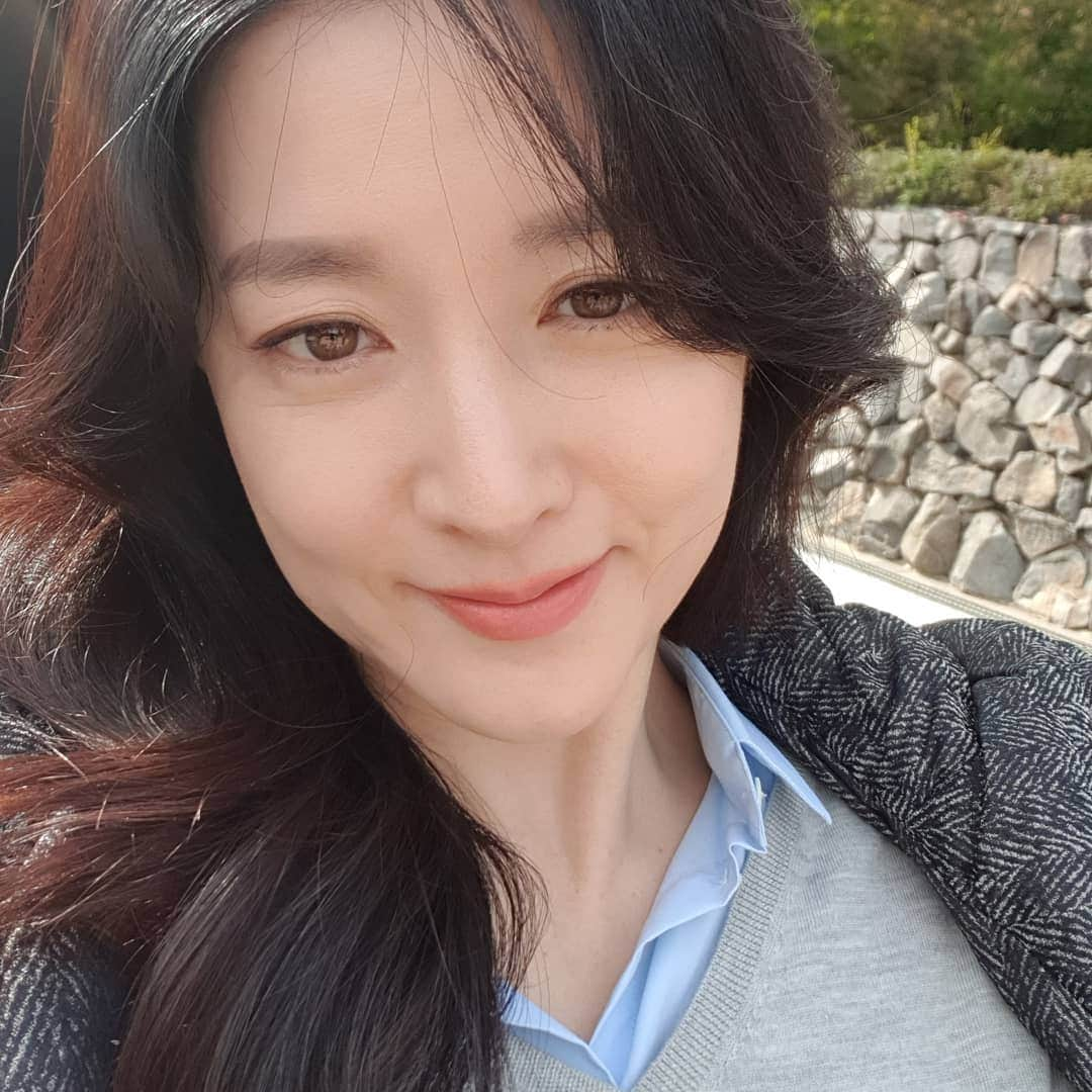 イ・ヨンエさんのインスタグラム写真 - (イ・ヨンエInstagram)「촬영중~~^^ 답글을 일일이 드리지못해 죄송합니다 항상 감사드립니다❤」10月16日 14時16分 - leeyoungae0824