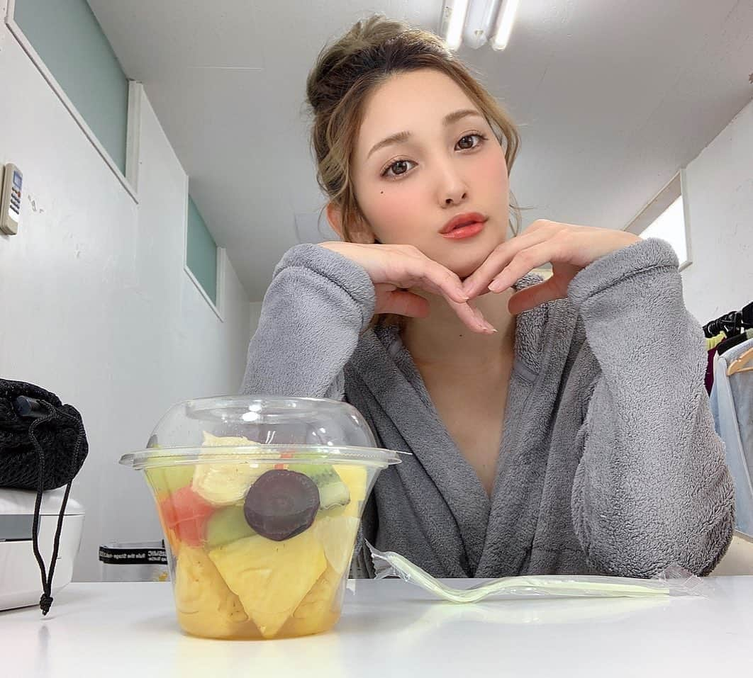 小島みゆさんのインスタグラム写真 - (小島みゆInstagram)「🖤 今日はグラビアの撮影〜‼︎ いろんな水着着たので また情報解禁お待ち下ちい！  21:00〜エーペックスYouTube生放送やるよん！ #グラビア」10月16日 14時17分 - _8_miyu