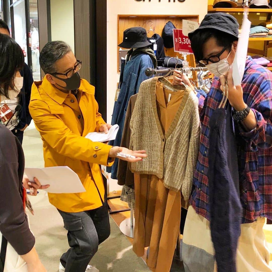 のインスタグラム：「あれ？グッチーさんが取材へ？？ いいえ、中継ですよ！ 秋冬のオシャレはコレ👆ワンピもほしい…コートもほしい…どうしよ🤔💸 え…旬の牡蠣にパエリア、日本酒も🍶？ 午後4時台の今日ドキッ中継で！ #秋コーデ #北広島三井アウトレットパーク #オシャレ #冬コーデ #オシャレさんと繋がりたい #お買い得 #北海道グルメ #生中継 #今日ドキッ #hbc」