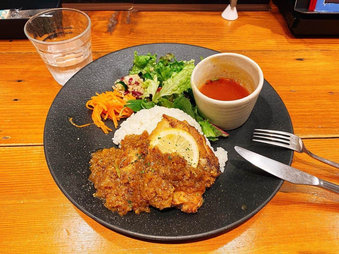悠衣さんのインスタグラム写真 - (悠衣Instagram)「🍖 毎回、あ！お店の名前見忘れた！って思うのですが 新宿のミロードに入ってるカフェ？の チキンソテーが大好きすぎて  ・ ・ 月1は食べに行ってる🐥 ・ ・ このソースの作り方誰か教えて💬 ・ ・ #チキンソテー#新宿#ミロード#カフェ#カフェ飯」10月16日 14時32分 - yu1_1987