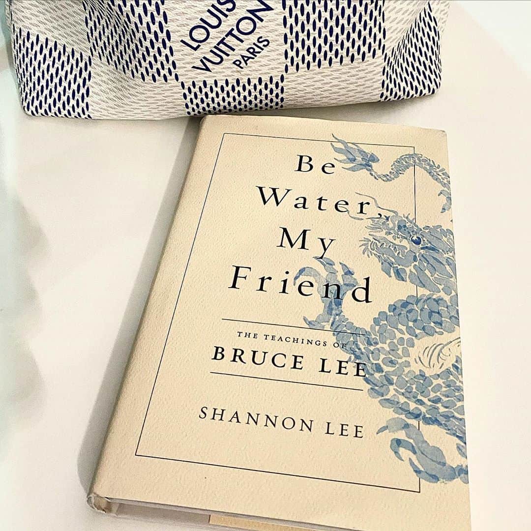 レイ・ミステリオ・ジュニアのインスタグラム：「Thank you so much @therealshannonlee for this beautiful gift. Ready to board my plane in rout to FL & truly inspired to start reading. 🙏🏼💙🙏🏼 #BeWaterMyFriend @brucelee」