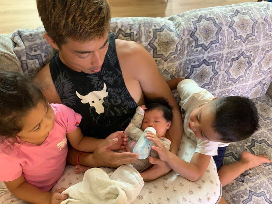 エリナ シルカのインスタグラム：「How many people does it take to feed the baby 😂😂 みんなやりたがり笑」