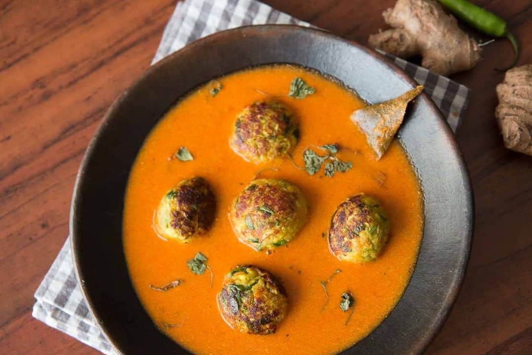 Archana's Kitchenさんのインスタグラム写真 - (Archana's KitchenInstagram)「#NavratriRecipes   No Onion No Garlic Lauki Paneer Kofta Curry, a delicious Kofta Curry made from Lauki and Paneer which you can also make for your weekend meals. Serve it with Puri, Raita and Salad for a complete meal. Get the recipe from the smart.bio link in my profile @archanaskitchen. . . . . . #recipes #navratrirecipes #noonionnogarlic #festivalrecipes #indianfestival #durgapooja #navratri2020 #homemadefood #eatfit #cooking #food #healthyrecipes #foodphotography #recipeoftheday #comfortfood #deliciousfood #delicious #instayum #food」10月16日 14時30分 - archanaskitchen