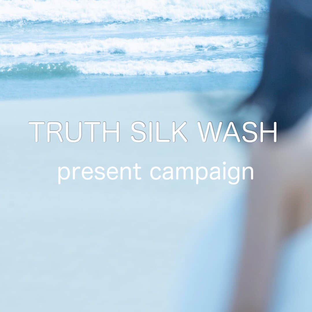 ピースオブシャイン株式会社のインスタグラム：「【TRUTH SILK WASH (現品)プレゼントキャンペーン】 ・ ・ 【実施期間】 10月16日(金)〜10月18日(日)までの3日間。 ・ 【対象条件】 上記期間中に、ピースオブシャイン製品を初回限定定期で初めてご購入されたお客様で、『全製品』が対象です。 すでに会員様でも、まだご購入していない新しい製品をお買い求め頂いた方も対象です。 ※初回限定定期のみ対象となります。 ・ ※本日既に初回限定定期でお申し込み頂いてるお客様も対象とさせていただきますので、ご安心くださいませ。 ・ ※公式サイト限定販売ですので、 @peaceofshine のURLからご購入可能です。 ・ 【プレゼント製品】 贅沢を極めた洗顔フォーム 『TRUTH SILK WASH』の《現品》をプレゼント致します！ ・ ※プレゼントはお一人様1点のみとなります。 ※TRUTH SILK WASHご注文でも、もう1点現品がプレゼントでつきますので、プレゼント品としても最適です。 ・ ・ ●トゥルースシルクウォッシュの一番の特徴は、「シルクエキス」を1番に高配合した「美容成分の泡で洗う」今までにない全く新しい、『贅沢を極めた洗顔フォーム』です！ ・ ※全成分表示も一番上に「水」ではなく、「シルクエキス」です。 シルクエキスの純度は100%です。 シルクエキスは、天然アミノ酸を18種含み、お肌との親和性(馴染み)が非常に高く、保湿、小ジワ、くすみ、トーンアップなど、美肌ケアに優れたエキスです。 ・ また、パワースポット地域で採取した2つの海洋泥ミネラルもたっぷりと配合され、毛穴ケアにも最適です。 ・ この洗顔は顔だけではなく、ボディにも使え、ザラつく二の腕、背中ニキビ、胸元にとても効果的なので、是非、ご購入された方はお顔と同時に使用してみてください。 全身美肌を目指しましょう！ ・ ピースオブシャインは、完全自社の研究開発によって創られたスキンケアです。ラインで相乗効果が最大限発揮できるように処方設計しています。 是非、大変お得なこの機会にピースオブシャインQualityをご体験ください！ ・ #ピースオブシャイン #トゥルースシルクウォッシュ #キャンペーン #現品プレゼントキャンペーン ・ ・」
