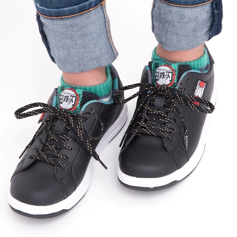 のインスタグラム：「👟 大人でも「瞬足」ブランドを履いてみたい！といった希望に答えたコラボ靴が登場！  【鬼滅の刃】コラボスニーカー produced by瞬足  竈門炭治郎、竈門禰豆子、我妻善逸 、嘴平伊之助の全4種類！  #鬼滅の刃  #鬼滅の刃好きさんと繋がりたい  #瞬足  #スニーカー #villagevanguard  #ヴィレヴァン」