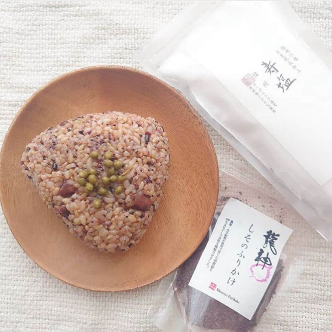 なでしこ健康生活さんのインスタグラム写真 - (なでしこ健康生活Instagram)「Repost from @akiko_kobayashi_   Onigiri Action 🍙 . . おにぎりの写真を#OnigiriAction のタグを付けて投稿したら、お腹を空かせた子供達へ給食が届く。誰でも参加できる、素敵なアクション✨ . . @nadeshiko_healthy_life さんの炊飯器で炊いた酵素玄米を使って紫蘇おにぎり🍙💗 ごま油を隠し味に、ちょい足し😁 自家製の塩漬け山椒をトッピングして✨ . しそふりかけは @cosmekitchen_adaptation さんで、お塩は @kotohoguya さんで買ったもの。 . お塩はマイクロプラスチックが気になりヨーロッパのをメインで使っています。こちらはオーストラリアのデボラ塩湖のもの。 とても拘ってつくられていて、マイクロプラスチックの心配もなく、味も癖がなく、更にオーガニック認定も受けている✨ どこのお塩を買おうかと迷われている方へ、オススメだよ😊💖 . . . . . . . . . . #onigiriaction #vegan #organic #organiclover  #酵素玄米炊飯器 #酵素玄米 #おにぎり #おにぎりアクション2020 #菜食プロジェクト #紫蘇わ#紫蘇ふりかけ #紫蘇おにぎり  #寿塩 #デボラ塩湖 #坂ノ途中 #豆を食べよう」10月16日 14時34分 - nadeshiko_healthy_life