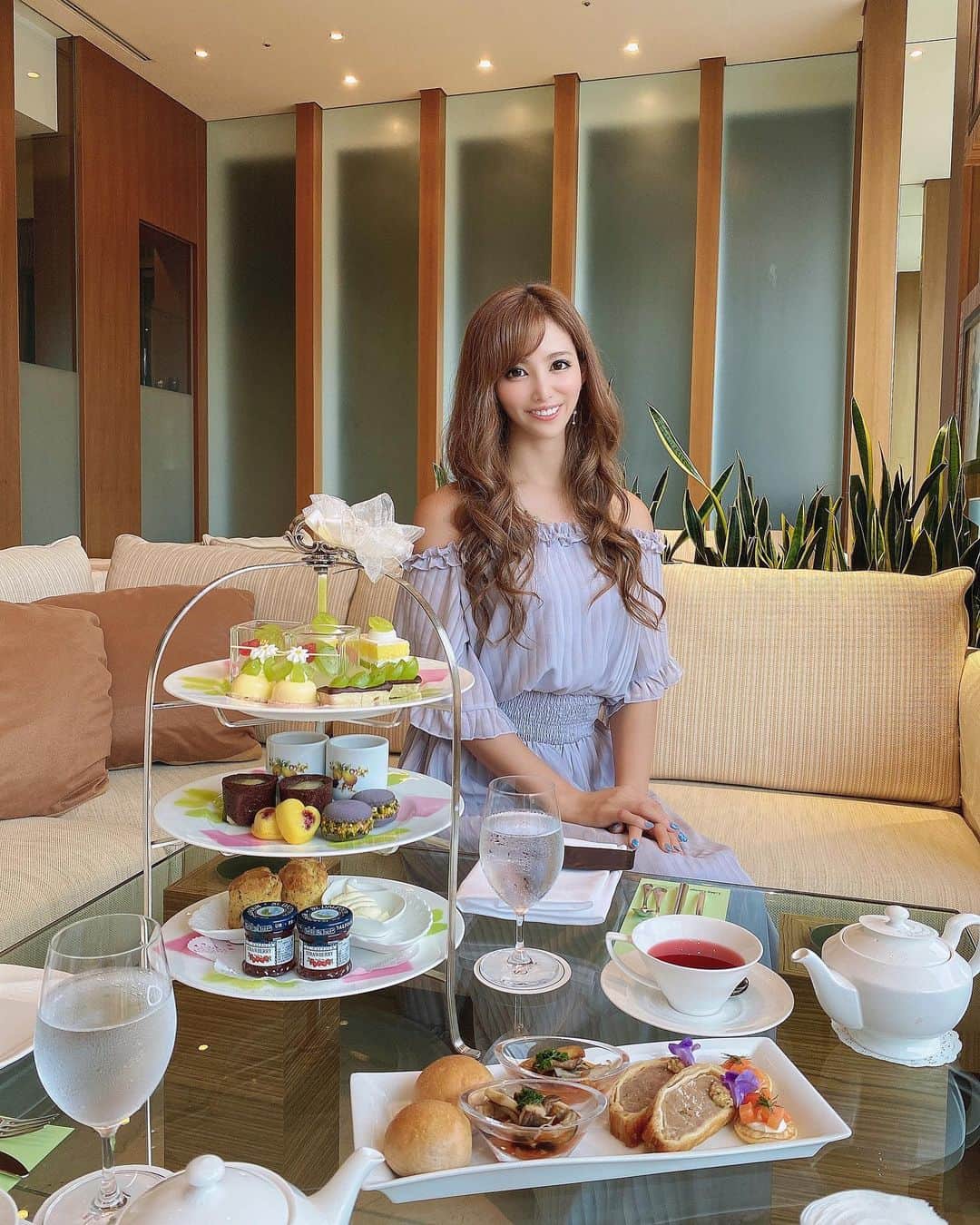 のインスタグラム：「アフタヌーンティー☕️💗 ＊ ＊ ちょこちょこ摘みながらのガールズトークは最高🥰 ・ ・ ・ #プリンスパークタワー東京 #ロビーラウンジ #アフタヌーンティー #ガールズトーク #女子会 #食いしん坊女子 #マスカット #マスカットスイーツ #カフェ #カフェ巡り #カフェスタグラム #カフェ女子」