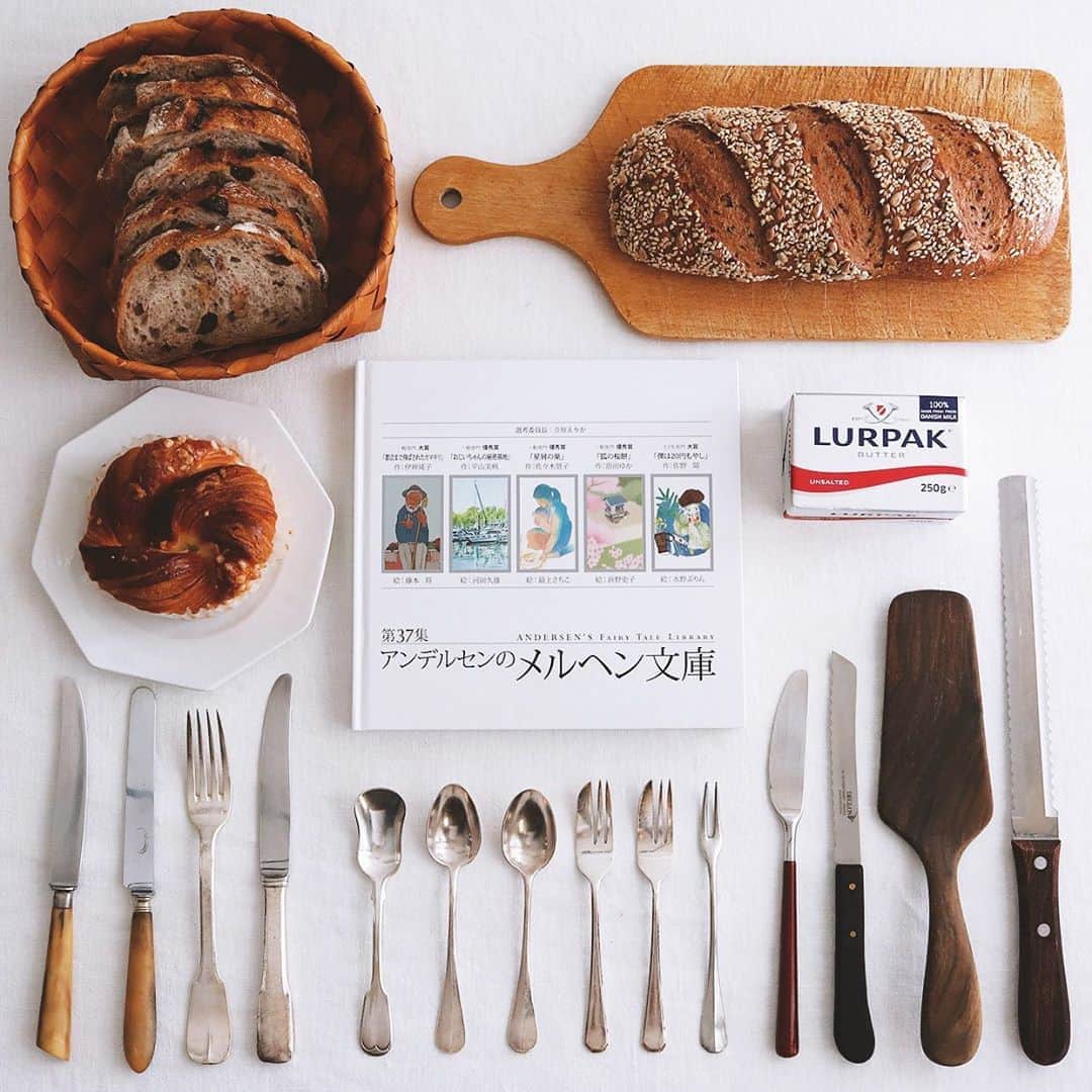 のインスタグラム：「Andersen's Fairy Tale Award . 今年もアンデルセンの メルヘン大賞の応募が 今月より始まってます。 なんともう３８回目で、 写真は第３７集の文庫。 ボナさん本と同サイズ。 詳細は公式のサイトで。 👉 @andersen_official_jp . ちなみにわたしの著書 "バビブベボナさん" は 実はメルヘンだったり、 ほんわかした話ですよ。 新たに話を書き起こし 応募しようと思案中で、 副賞のデンマーク旅行 とても行きたいですし。 . ちなみに、LURPAKの 無塩も購入しましたよ。 . 骨董市っぽく並べるの ちょっとたのしいかも。 . #メルヘン大賞 #メルヘン文庫 #デンマークに行きたい #アンデルセン #童話 #アンデルセンのパン #ヒュッゲ #デンマーク #ファーマーズブレッド #デニッシュ #くるみパン #パンのある暮らし #パンのある生活 #パンスタグラム #パン大好き #骨董市 #andersen #fairytale #bread #bakery #hygge #copenhagen #bageri #denmark #breadlover #hyggelife #🇩🇰」