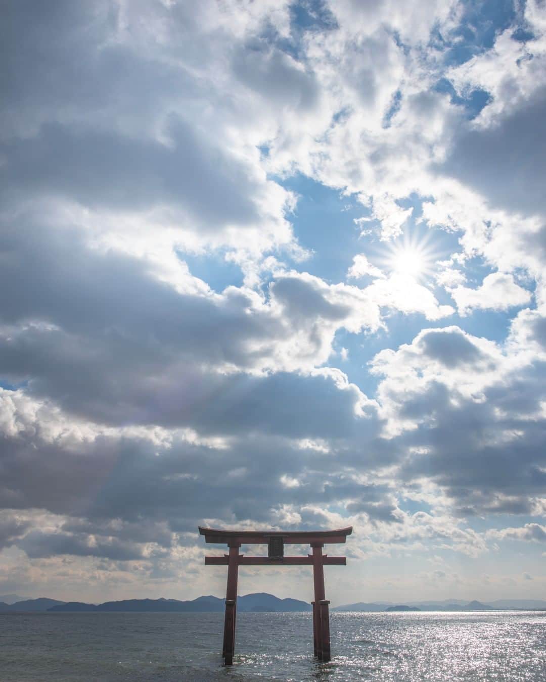 関西電力株式会社さんのインスタグラム写真 - (関西電力株式会社Instagram)「＼琵琶湖に浮かぶ神秘的な鳥居⛩／ 今回は、滋賀県高島市・白鬚神社の大鳥居をご紹介✨ 雲間から差した陽の光と大鳥居という一瞬のコラボレーションを捉えた、なんとも心が洗われる風景です😊 . ※写真は過去に撮影したものです --------------- 《投稿をご覧の皆さまへ》 関西電力Instagramでは、関西地方の灯、あたたかみのある風景のお届けを通して、皆さまの心に灯りがともるような癒しをお届けしてまいります。 外出の際は引き続き感染予防の徹底を心がけましょう。 --------------- . #神社 #神社仏閣 #鳥居 #日本の風景  #けしからん風景 #ダレカニミセタイソラ #igで繋がる空 #神社参拝 #神社好き #滋賀 #琵琶湖 #しがトコ  #神社巡り　#白鬚神社 #白髭神社 #高島市 #loves_united_japan #ダレカニミセタイケシキ  #bestphoto_japan #灯 #ptk_japan  #絶景delic #日本の絶景 #絶景辞典 #貴重な体験 #景色最高 #tripgramjp  #best_expression_night #お写んぽ　#インスタスポット」10月16日 15時00分 - kanden.jp