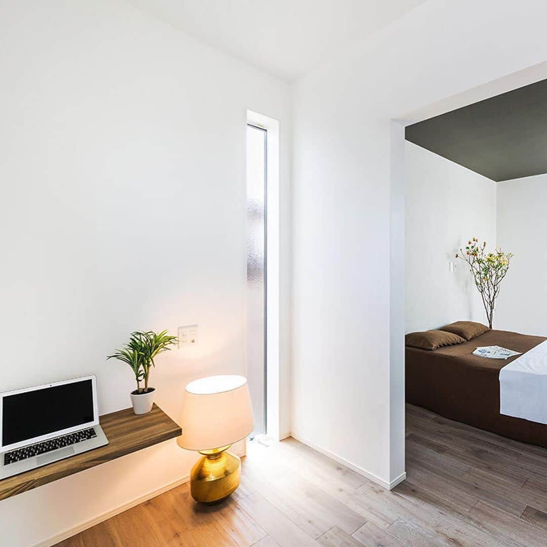 納得住宅工房さんのインスタグラム写真 - (納得住宅工房Instagram)「「寝室×ワークスペース」は使い勝手に加え、程良いデザイン性をプラスした統一感のある空間に。  作業をしながらも他の事にすぐに対応でき、暮らしに合わせた「繋がり」を感じることのできるアイディアです。  @nattoku_jutaku_kobo   #納得住宅工房 #自然素材の家 #家づくり #無垢の床 #漆喰の壁 #快適な暮らし #上質な暮らし #心地よい暮らし #豊かな時間 #家族の繋がり #寝室 #ワークスペース #カウンターデスク #家が好き」10月16日 15時00分 - nattoku_jutaku