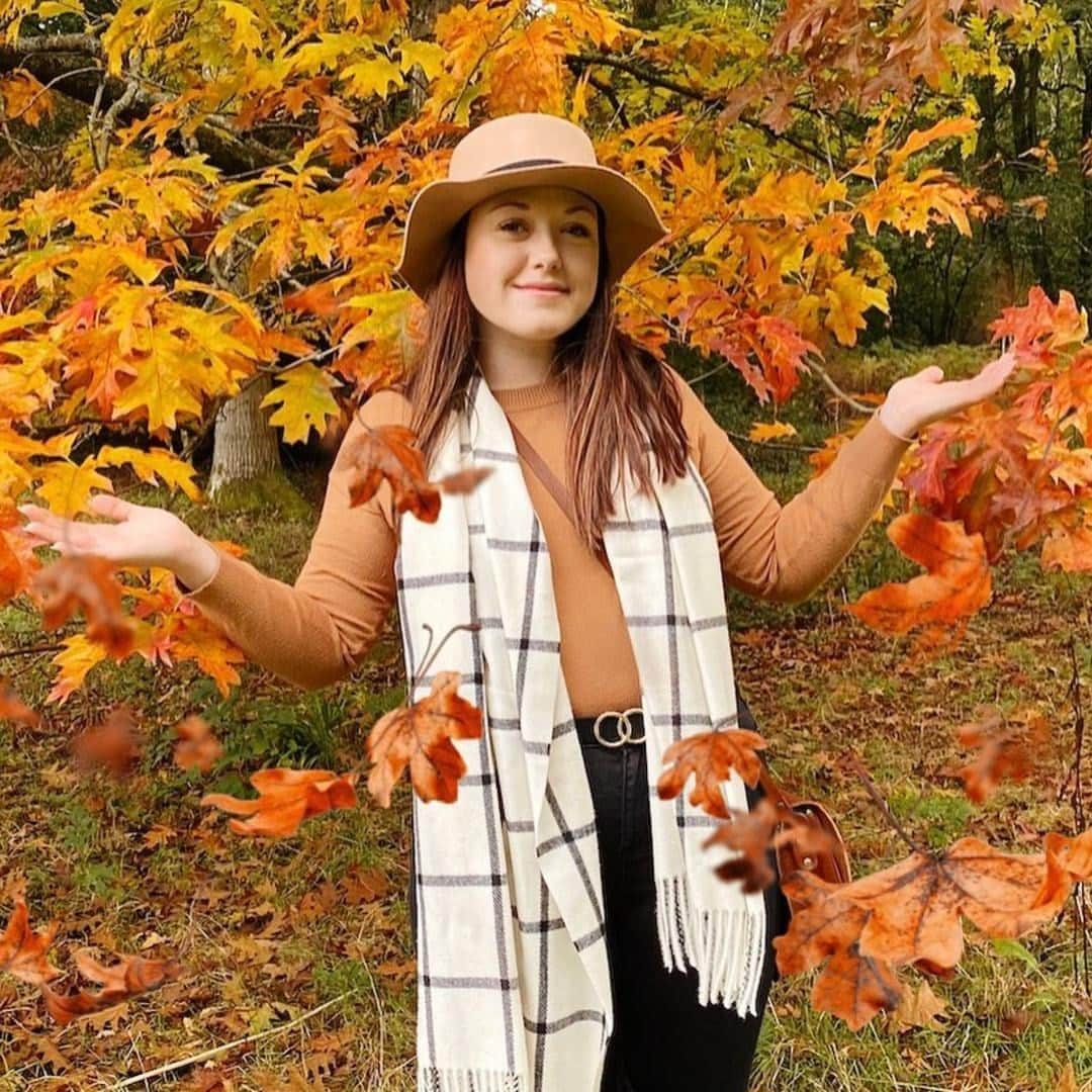 アクセサライズのインスタグラム：「Check out 30% off all scarves 🍁  📷: @beckyandthecavs  Tap the link in our bio to shop #Accessorize #Accessorizer」