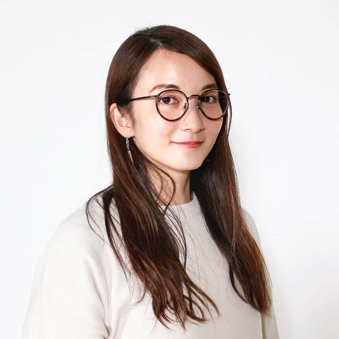 Zoff Officialのインスタグラム：「Zoff×JOURNAL STANDARD relumeアイウェアコーデプレゼント企画②スタイルアップコーデ 着心地、肌触りも柔らかいオーストラリアのハミルトンラムウールを使用して、ロンTのようなイメージで着られる軽めのニットに、シルエットがAラインに見えて脚長効果も期待できるSportswearの別注パンツで足長効果が期待できるスタイルアップコーデ。ニットのボリュームにまけない、濃いべっ甲柄の印象的なボストン型メガネを合わせて。  (メガネ:ボストン型 カラー:べっ甲柄　レンズ:ブルーライトカット率約33％度無しレンズ /ニット:HAMILTON LAMBS WOOLニット Mサイズ/パンツ:Sportswear クリースパンツ Sサイズ)  こちらのコーデを抽選で1名様にプレゼント。 ▼▼▼ ZoffとJOURNAL STANDARD relumeがオススメするアイウェアコーデを抽選で合計3名様にプレゼントします。   ■応募方法 下記、2条件を満たすことで応募完了となります。 1.Zoff公式Instagramアカウント（@zoff_eyewear ）をフォロー 2. Zoff公式Instagramアカウント（@zoff_eyewear ）が投稿する「アイウェアコーデプレゼント企画」投稿に対し、欲しいコーディネートのコメント欄に「プレゼント希望」とコメントで応募完了。  ※お届けするメガネにはすべて、日常使いがしやすい透明度重視のカット率約33％「ブルーライトカット」、レンズの傷つきを防止する「ハードコート」、水・皮脂などの汚れを防止する「超撥水コート」、紫外線約99.9％カットする「UV400」が施されている度無しレンズがセットされています。 ※ブルーライトカット率の測定基準は、光の波長380~500nm、レンズの中心肉厚約２㎜での平均カット率です。 ※本掲載画像は「ブルーライトカット」レンズではございません。  ■キャンペーン期間 2020年10月16日（金）～2020年11月15日（日）23:59まで  ■当選発表 当選結果はDMにて当選者様のみにお知らせいたします。 ■プレゼント発送予定 2020年11月末 ※すでにZoff公式Instagramアカウントをフォローいただいている方もご参加いただけます。 ※公開アカウントのみ抽選対象とさせていただきます。 ※キャンペーン期間中にフォローを外されている方は対象外とさせていただきます。 ※詳しくは特設サイト「Zoff×JOURNAL STANDARD relume」をご覧ください  #zoffjsr #zoff #journalstandardrelume #relumejournalstandard #relume #ゾフ #メガネ #アイウェア #サングラス #glasses #sunglasses #コーディネート #メンズファッション #メンズファッションコーデ #メンズコーデ #メンズスタイル #ウィメンズ #ウィメンズファッション #レディースファッション #レディースコーデ #ウィメンズコーデ #ファッションコーデ #ファッション好きな人と繋がりたい #ファッション #プレキャン #プレゼントキャンペーン #プレゼント企画」