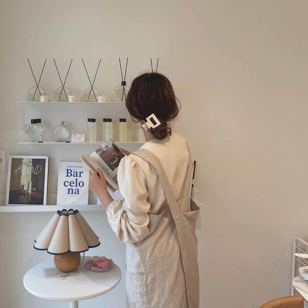 RiLiさんのインスタグラム写真 - (RiLiInstagram)「韓国風キャンドルが作れちゃう❗【atelier w candle】🕯️⁣ ......⁣ 9月に武蔵境にオープンしたばかりの【atelier w candle（アトリエホワイトキャンドル）】ではかわいすぎる韓国風キャンドル作りができるって話題🌱⁣ 韓国風のシンプルでかわいい店内には、キャンドル🕯️や、グラス🥂、絵本などの雑貨の販売もあるみたい👀❣️ちょっとしたプレゼントにもピッタリだね!!2階にある韓国風のカフェ☕♥でもっと韓国気分を味わうのもおすすめだよ👒♡⁣ キャンドル教室は事前予約が必要だから気を付けて❕❕オンラインでの販売もしてるから、武蔵境までいけない子はぜひぜひホームページをチェックしてみてね😉💖⁣ .⁣ ※注意※⁣⁣ 外出の際はマスクの着用、人との距離を保つなどの感染対策を心がけ⁣帰宅時はしっかり手洗い・うがいを行いましょう！⁣⁣ またご紹介した店舗の営業時間等が⁣変更されている場合がございます。ご注意ください。⁣⁣ ❣❣❣❣❣⁣ サイトやSNSで掲載させていただくお写真募集中😘📸⁣ かわいいコーデやアイテム、注目スポットなどが撮れたら、ハッシュタグ→#rili_tokyo  を付けて投稿❗⁣ ．⁣ Special Thanks💋 Photo by⁣ @___reimm.74⁣ @ren.eclair⁣ @miho_jiyu⁣ @nami___grm⁣ @mona88._⁣ @moepanman3282⁣ @_chanpi.0_⁣ @by.lily.164⁣ @5_3_jamy⁣ @blume_____coco⁣ ．⁣ #アトリエホワイトキャンドル#atelierwcandle#武蔵境#キャンドル#韓国キャンドル#手作りキャンドル#習い事#韓国風#おけいこ事#インテリア#プレゼント#冬ニット#秋コーデ#冬コーデ#着回し#秋コーデ#冬コーデ#ワントーンコーデ#ベージュコーデ#ブラウンコーデ#ブラックコーデ#ホワイトコーデ #RiLi  #おしゃれさんと繋がりたい #お洒落さんと繋がりたい #ファッション #패션스타그램 #ootd #outfit」10月16日 15時01分 - rili.tokyo