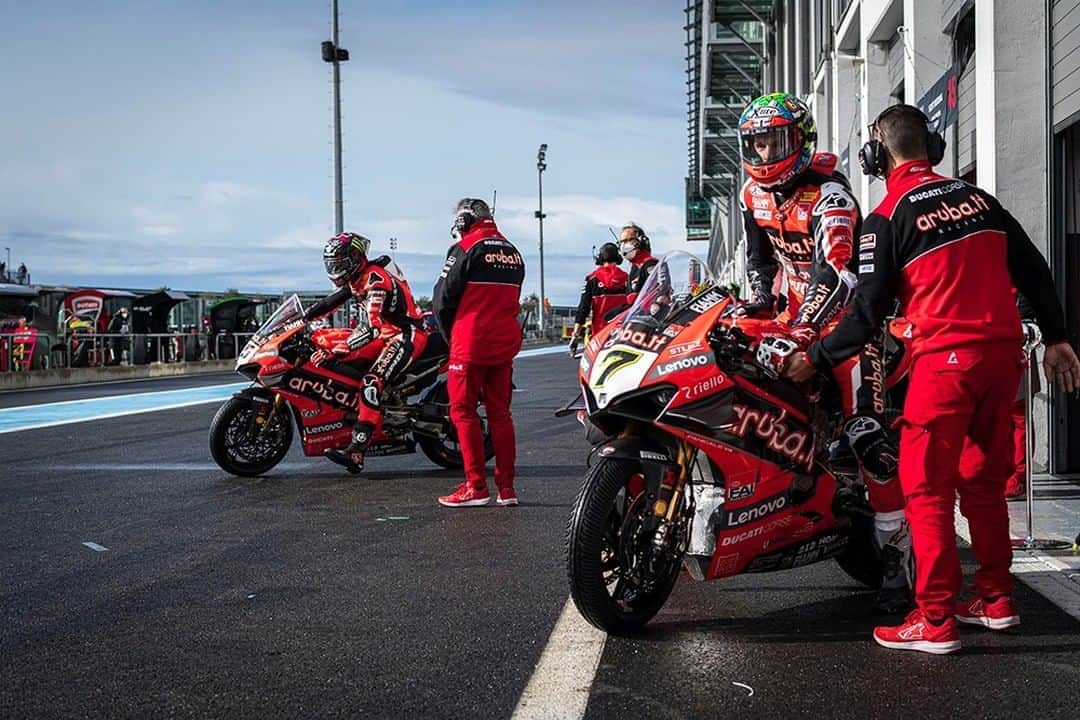 Ducati Japanさんのインスタグラム写真 - (Ducati JapanInstagram)「今週末はスーパーバイク世界選手権エストリル・ラウンドがエストリル・サーキットで開催されます。  シーズン中にポルトガルで2回レースが開催されるのは今回が初めてです。ランキングトップのジョナサン・レイ（カワサキ）と2位スコット・レディングとの差は59ポイント。レディングとAruba.it Racing - Ducatiチームは最善を尽くして最終戦に臨みます。  チャズ・デイビスはAruba.it Racing - Ducatiチームのライダーとして最後のレースとなります。ランキング3位以内を獲得し、最高の形で有終の美を飾る事を目指します。  Aruba.it Racing - Ducatiチームへのご声援をお願いします！  レーススケジュール (現地時間) 10月16日（金） FP1: 10:30 - 11:20 FP2: 15:00 - 15:50  10月17日（土） FP3: 9:00 - 9:20  Superpole: 11:00 - 11:25  Race 1: 14:00 -  10月18日（日） Warm Up: 9:00 - 9:15 Superpole Race: 11:00 - Race 2: 14:00 -  #ArubaRacing #Ducati #ForzaDucati #SBK #ドゥカティ #パニガーレV4 #EstorilWorldSBK」10月16日 15時01分 - ducatijapan