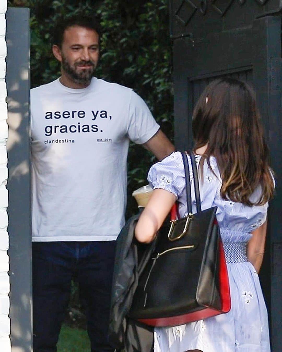Just Jaredさんのインスタグラム写真 - (Just JaredInstagram)「You’ve all been asking where Ben Affleck and Ana de Armas are 😉... and now the couple has finally been spotted together again! Ben was seen greeting Ana at the gate as she arrived home on Thursday afternoon. More photos now on our site. #BenAffleck #AnaDeArmas Photos: Backgrid」10月16日 15時03分 - justjared