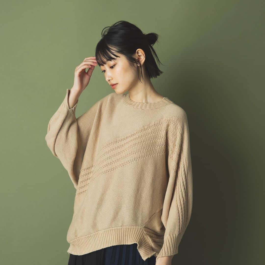 ネ・ネットのインスタグラム：「■WANTAN KNIT﻿ ﻿ ネ・ネットの人気シリーズ、「wantan」にニットが登場しました。一枚でこなれた印象にしてくれるニットは、「wantan」定番のプルオーバー型を、“まっすぐ編む”、“四角く編む”ことで仕上げました。 ほかの「wantan」シリーズ同様、袖口や裾線に表れるアシンメトリーなデザインが独特のゆがみを生み、着たときのヌケ感を演出しています。シンプルなボトムでもデザインボトムでもあわせやすい、コーディネートに重宝するアイテムです。﻿ ﻿ #ネネット #nenet #新作 #new #autumn #winter #2020 #collection #fashion #tokyo #wantan #knit #ワンタン #ニット﻿」