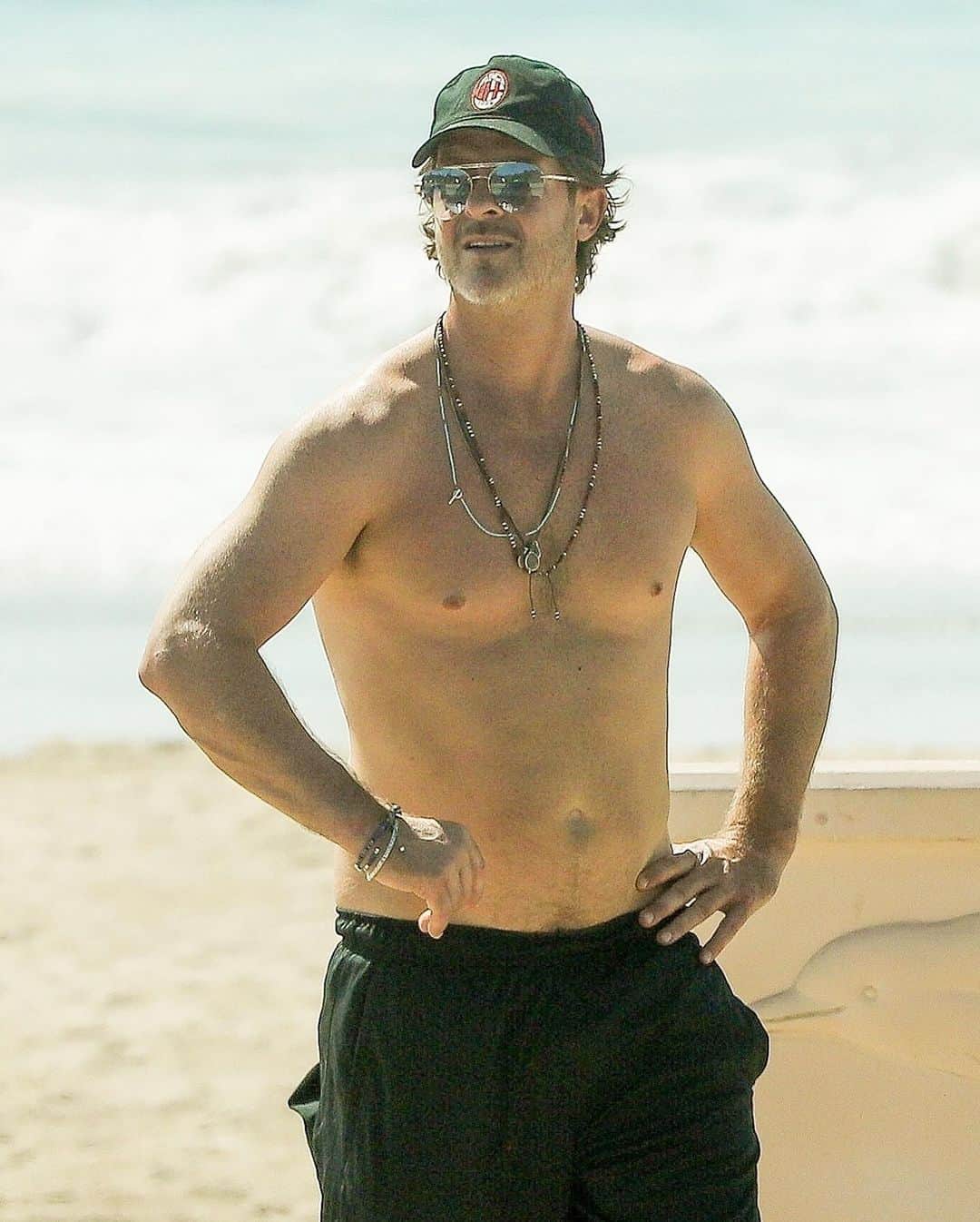 Just Jaredさんのインスタグラム写真 - (Just JaredInstagram)「Robin Thicke went shirtless for a beach day with his family this week. Lots more photos of Robin and his pregnant fiancee April Rose Geary at the LINK IN BIO. #RobinThicke Photos: Backgrid」10月16日 15時05分 - justjared