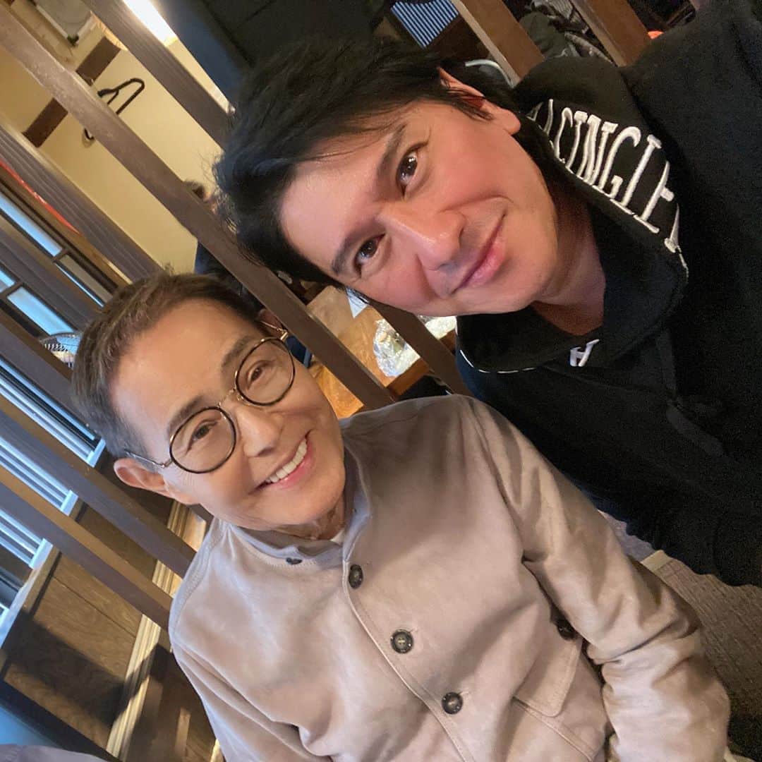 のインスタグラム：「明治座『西遊記』打ち上げで加藤茶さんの隣の席だった。 昔はよく飲みに連れて行って下さった加藤茶さん。 体調を崩されお酒を辞めていたが、この日は自ら7年振りに飲んで上機嫌だった。 でも「ちょっとだけよ〜」🤣  #明治座千穐楽 #明治座西遊記 #細川たかし #ダチョウ倶楽部 #加藤茶 #川﨑麻世 #川崎麻世」