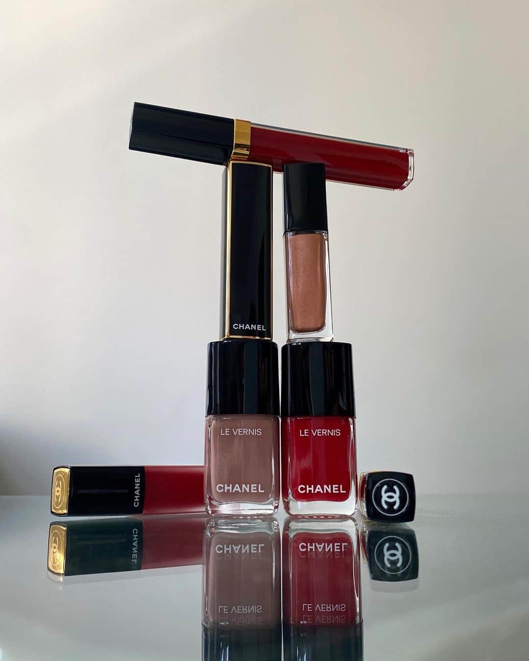 NATALIE LIAOさんのインスタグラム写真 - (NATALIE LIAOInstagram)「@welovecoco challenged me to create my CHANEL Beauty Tower. Of course it’s lippies and polishes for me. I nominate @misatomto next! #WLCTowerChallenge #welovecoco」10月16日 15時06分 - fongminliao