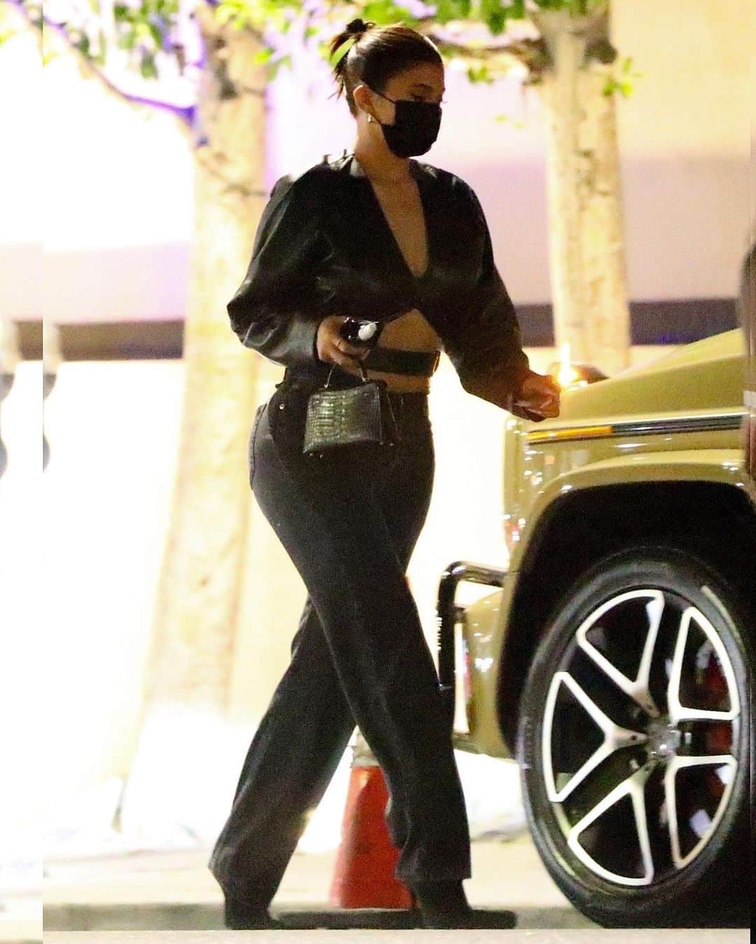 Just Jaredさんのインスタグラム写真 - (Just JaredInstagram)「@kyliejenner was joined by friends for dinner at the popular sushi restaurant Nobu on Thursday night! #KylieJenner Photos: Backgrid」10月16日 15時09分 - justjared