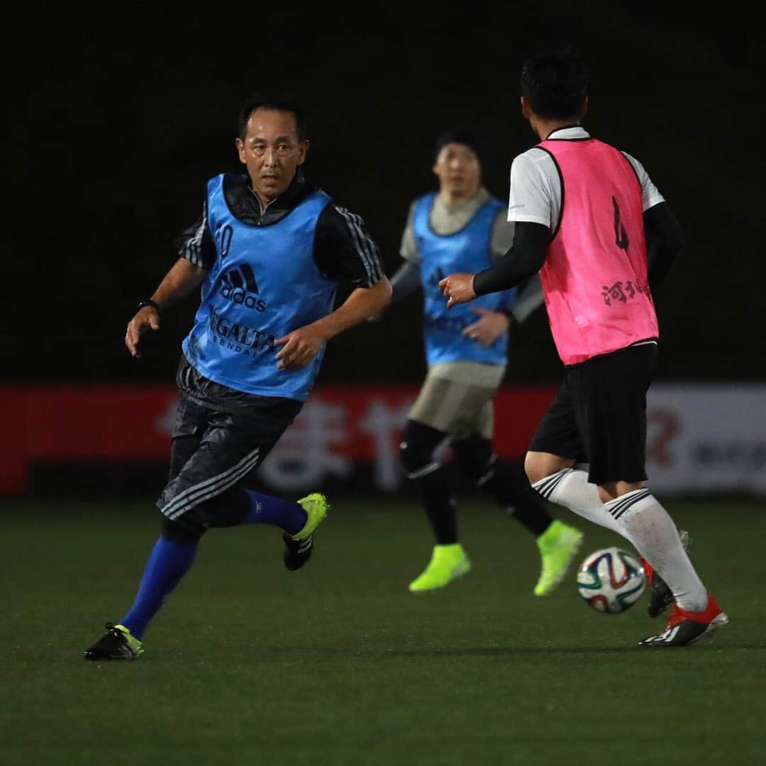 ベガルタ仙台さんのインスタグラム写真 - (ベガルタ仙台Instagram)「ベガルタ仙台サッカースクール 新規入会・紹介キャンペーン 〇大人のサッカークリニックも対象です！ ご入会は、ぜひこの機会に！ベガルタタオルプレゼント！大人のスクール生のみなさんも新しい仲間を紹介してください！ベガルタグッズをプレゼント！ まずは無料体験！WEBからお申込みいただけます。 🔗https://vegalta.suku2.io  📸大人のサッカークリニック マイナビベガルタ仙台泉パークタウンサッカー場等 (仙台市泉区明通1-1-2) 🔗https://www.vegalta.co.jp/academy/school-list/adult.html 興味があったけど、きっかけがなかった人、お子さんがサッカーを始め、夢中になった大人へ、サッカーできる場を提供します。 対象レベルは初心者から中級者。運動不足解消、健康維持増進などに最適です。気分も若返ります！  --- 新規入会・紹介キャンペーン --- 新規入会の方にはベガルタタオル、紹介してくれたスクール生にはベガルタグッズをプレゼント。 【期間】9/21～10/31 【対象】期間内に「入会手続きを行なった新規ご入会者」または「お友達を紹介してくれたスクール生」 【申込方法】入会・紹介者名とスクール校名をご記入の上ご提出ください。  --- ベガルタ仙台サッカースクール --- サッカーを通じて豊かな人間性を育て、基礎技術やテクニック、運動能力の向上を目指します。自主性や協調性、モラル、マナーを養い、社会で活躍できる人材の育成、心身の成長を目標にしています。 [県内12校] 泉パークタウン校、泉野村校、若林荒井校、宮城野校、長町校、青葉校、太白校、古川校、石巻校、栗原校、名取校、仙南校 [特徴あるコース] レベルアップ、アドバンス、GKクリニック、大人のサッカークリニック  無料体験で、自分に合ったぴったりの場所、コースを見つけてください！ 申込み、ご質問はスクール事務局へWEB、メール、お電話で 🔗https://vegalta.suku2.io ✉️vegalta_school@vegalta.co.jp 📱022-377-1101（平日12:00～14:30）  /// #2020_VEGALTA_SENDAI /// #ベガルタ仙台サッカースクール #サッカースクール #大人のサッカースクール #大人のサッカークリニック #仙台 #絆フットボール #Jリーグ #VegaltaSendai #VEGALTA #Sendai #KIZUNAfootball」10月16日 15時10分 - vegaltasendai